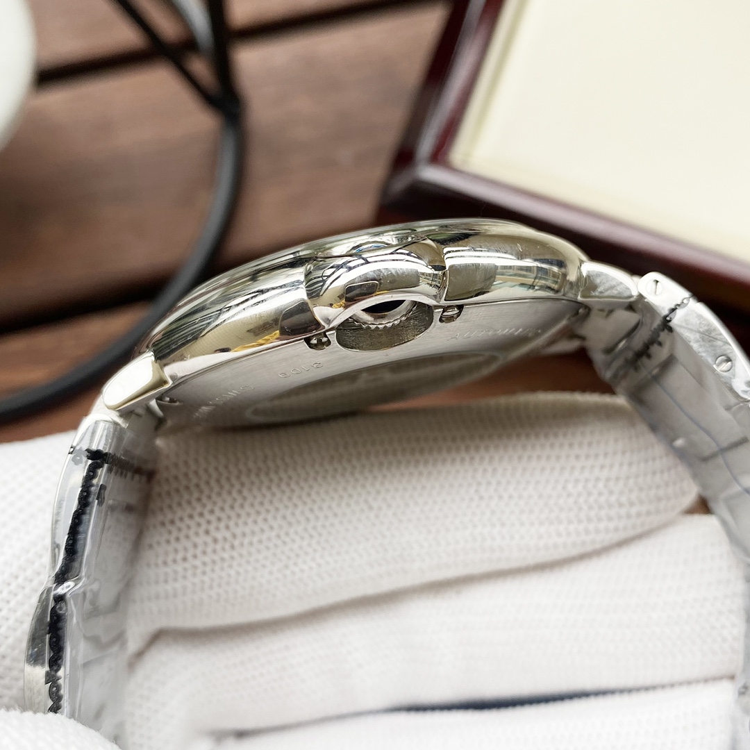 Cartier 白壳 玫瑰金 钢带+ 【简约 优雅大方】卡地亚-Cartier 男士腕表 全自动机械机芯 矿物强化玻璃 316L精钢表壳 精钢表带 全新风格 商务休闲 尺寸:直径44mm 厚度12mm