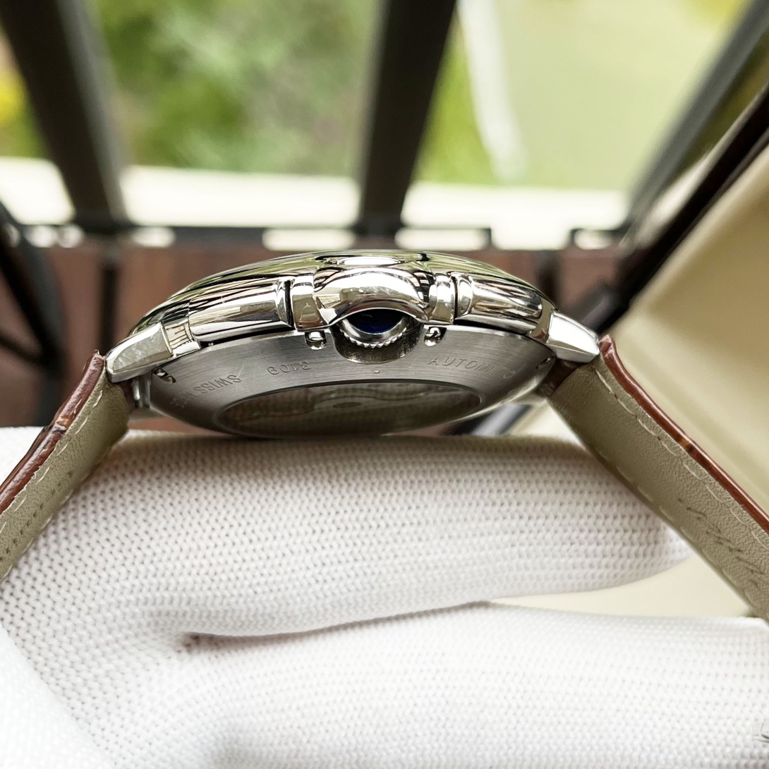 Cartier 全新设计 典雅 卡地亚-Cartier 男士腕表 全自动机械机芯 矿物强化玻璃 316L精钢表壳 真皮表带 休闲 商务 尺寸:径44mm 厚度12mm