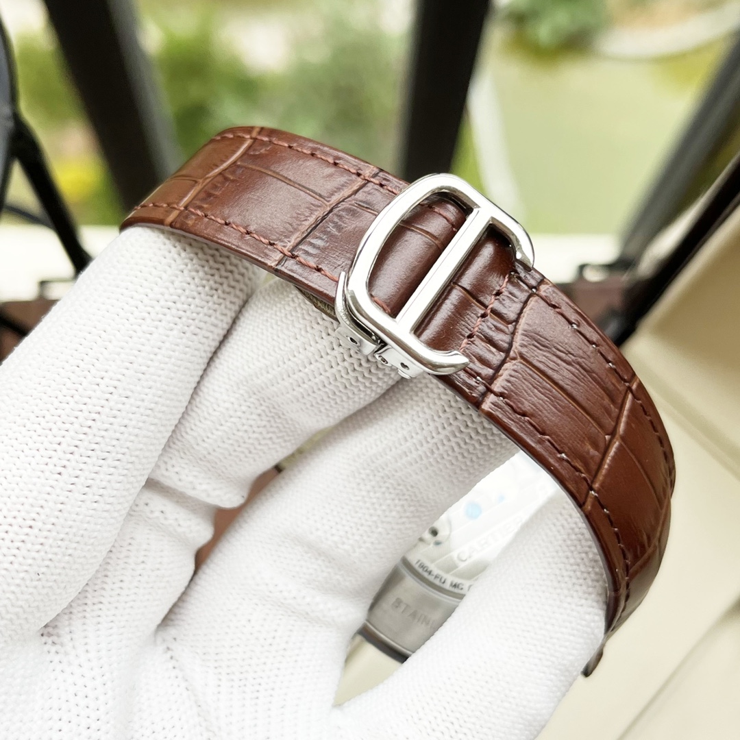 Cartier 全新设计 典雅 卡地亚-Cartier 男士腕表 全自动机械机芯 矿物强化玻璃 316L精钢表壳 真皮表带 休闲 商务 尺寸:径44mm 厚度12mm