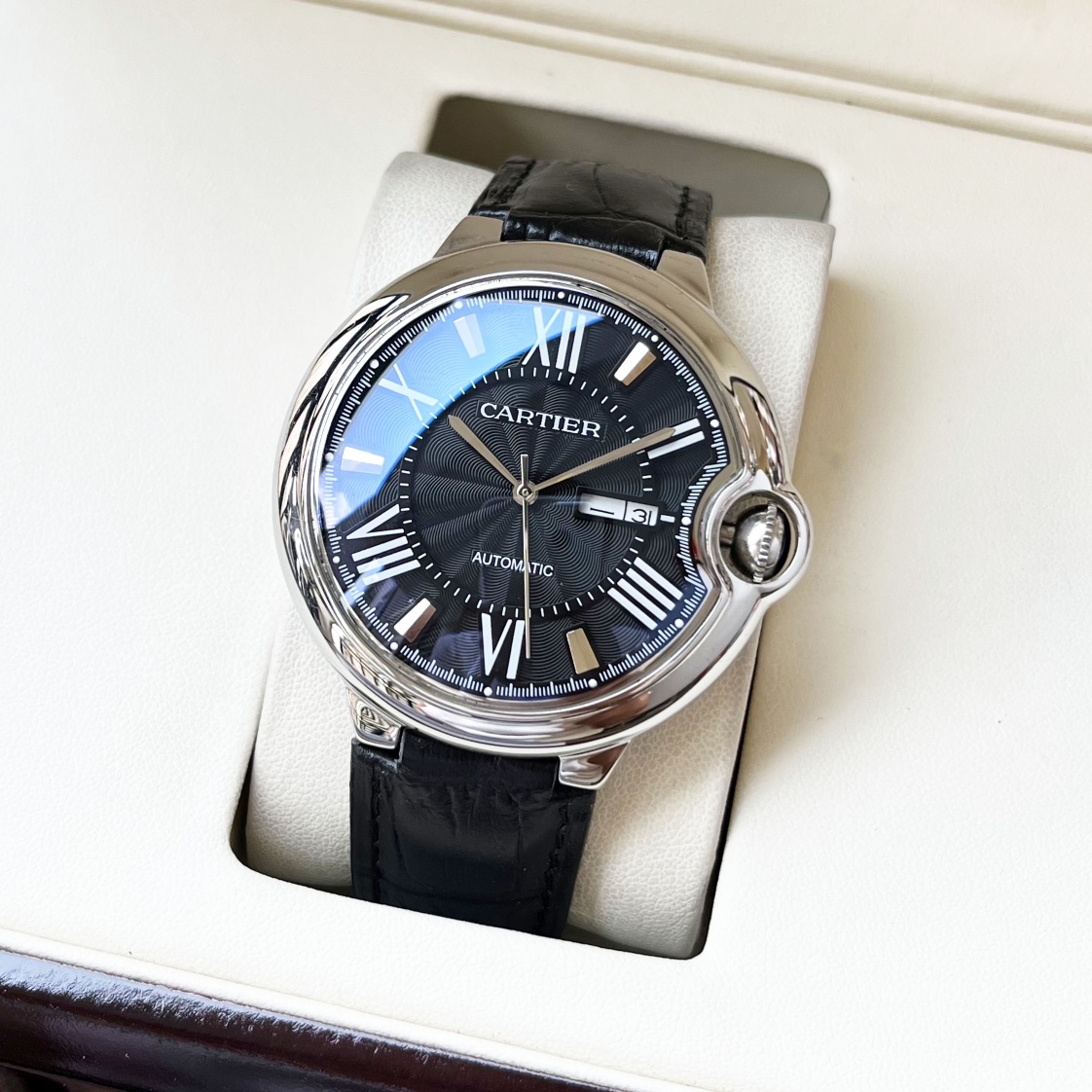 Cartier 简约 优雅大方卡地亚-Cartier 男士腕表 全自动机械机芯 矿物强化玻璃 316L精钢表壳 真皮表带 全新风格 商务休闲 尺寸:径44mm 厚度12mm