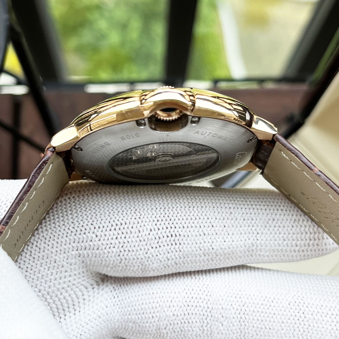 Cartier 简约 优雅大方卡地亚-Cartier 男士腕表 全自动机械机芯 矿物强化玻璃 316L精钢表壳 真皮表带 全新风格 商务休闲 尺寸:径44mm 厚度12mm