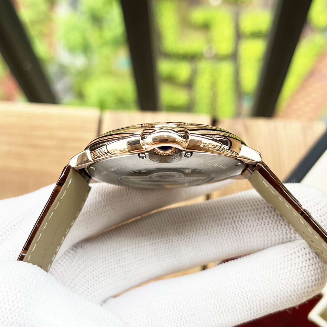 Cartier 白壳 玫瑰金 【简约 优雅大方】卡地亚-Cartier 男士腕表 全自动机械机芯 矿物强化玻璃 316L精钢表壳 真皮表带 全新风格 商务休闲 尺寸:直径44mm 厚度12mm