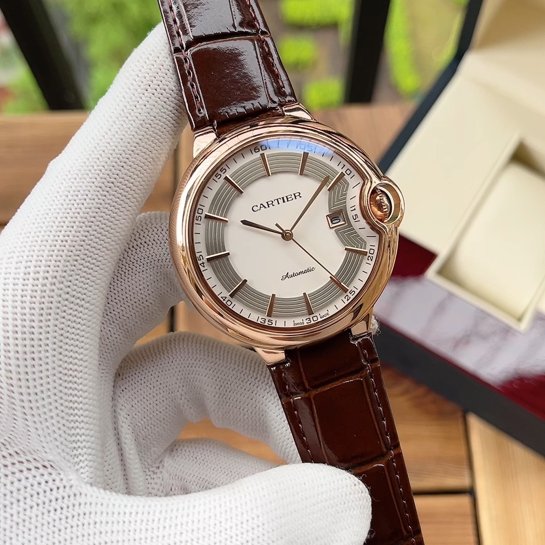 Cartier 简约 优雅大方卡地亚-Cartier 男士腕表 全自动机械机芯 矿物强化玻璃 316L精钢表壳 真皮表带 全新风格 商务休闲 尺寸:直径44mm 厚度12mm