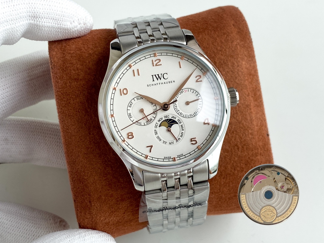NO:394037,White shell, rose gold, steel belt. IWC Portugal series, model: IW344202. Schaffhausen - Swiss watchmaker Schaffhausen IWC IWC has added a 42 mm diameter watch to its IWC Portugal series perpetual calendar watch. There are small dials that display date, month and week at 3 o'clock, 6 o'clock and 9 o'clock respectively. The accurate perpetual calendar moon phase display is integrated into the month display plate, adopting double row real dial technology to make the overall effect closer to the authentic product. The shell body adopts wire drawing technology, and built-in fully automatic 3836 mechanical movement. Excellent products are produced and the products are produced continuously., iwc19860909白壳,玫瑰金,钢带.万国-IWC葡萄牙系列,型号:IW344202.沙夫豪森——瑞士制表名家沙夫豪森IWC万国表为其IWC葡萄牙系列万年历腕表新添直径42毫米的表款 ,3点、6点和9点位置分别设有显示日期、月份和星期的小表盘.精准的万年历月相显示被整合于月份显示盘中,采用双排真丁工艺,让整体效果更加接近正品,壳身更是采用了拉丝工艺,内置全自动3836机械机芯 卓越出品精品不断,,iwc,Watch