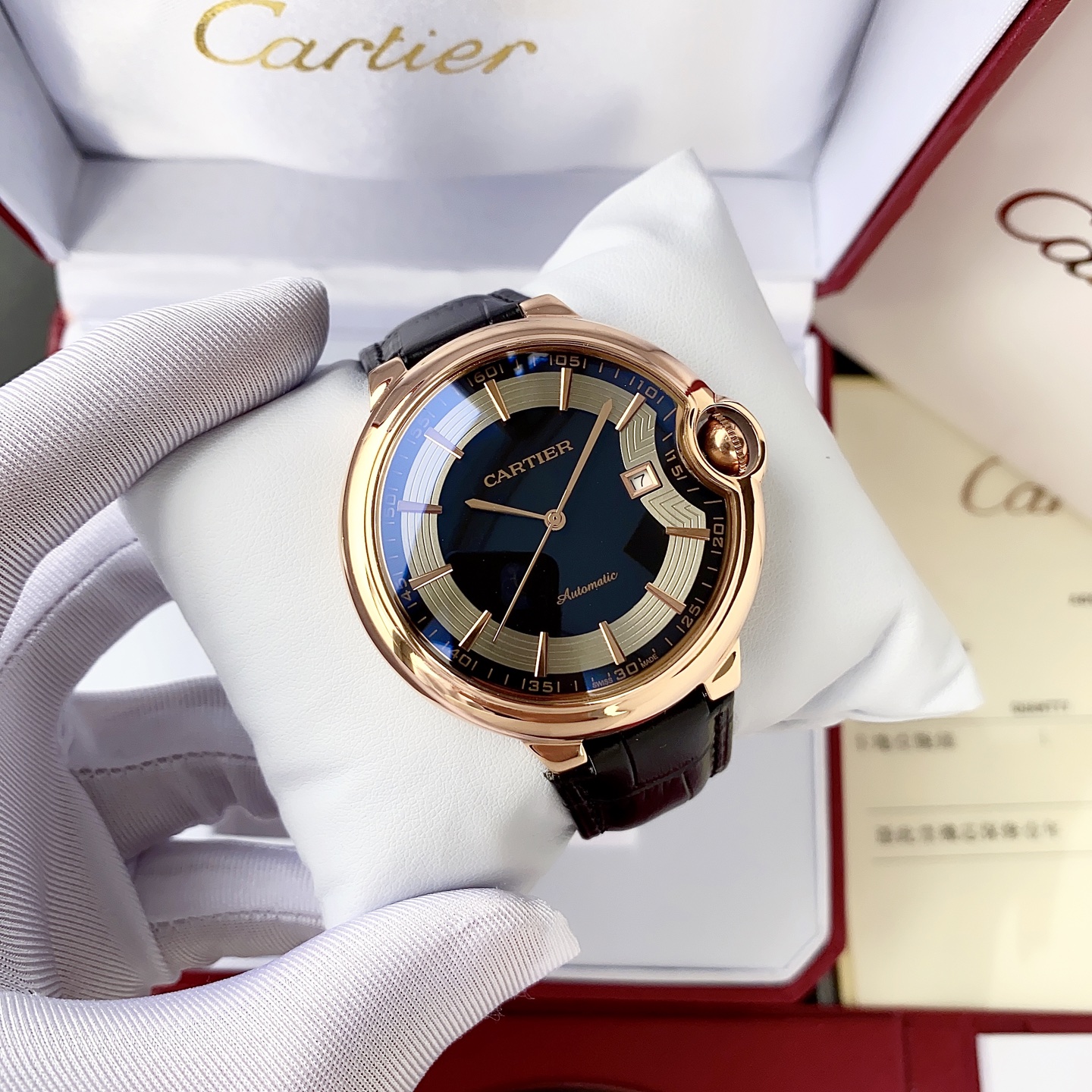 Cartier 白壳 玫瑰金 钢带+ 【简约 优雅大方】卡地亚-Cartier 男士腕表 全自动机械机芯 矿物强化玻璃 316L精钢表壳 真皮表带 全新风格 商务休闲 尺寸:直径44mm 厚度12mm