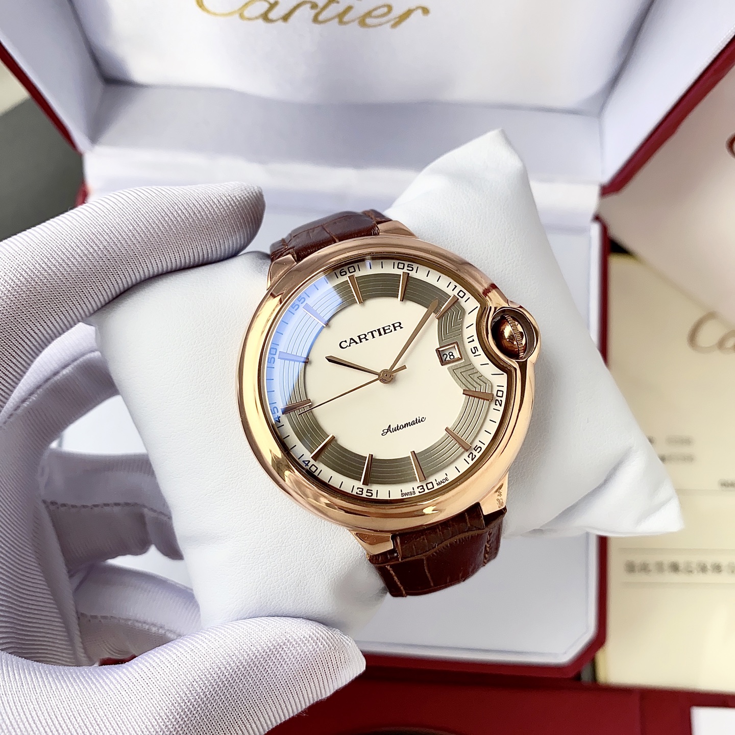 Cartier 白壳 玫瑰金 钢带+ 【简约 优雅大方】卡地亚-Cartier 男士腕表 全自动机械机芯 矿物强化玻璃 316L精钢表壳 真皮表带 全新风格 商务休闲 尺寸:直径44mm 厚度12mm