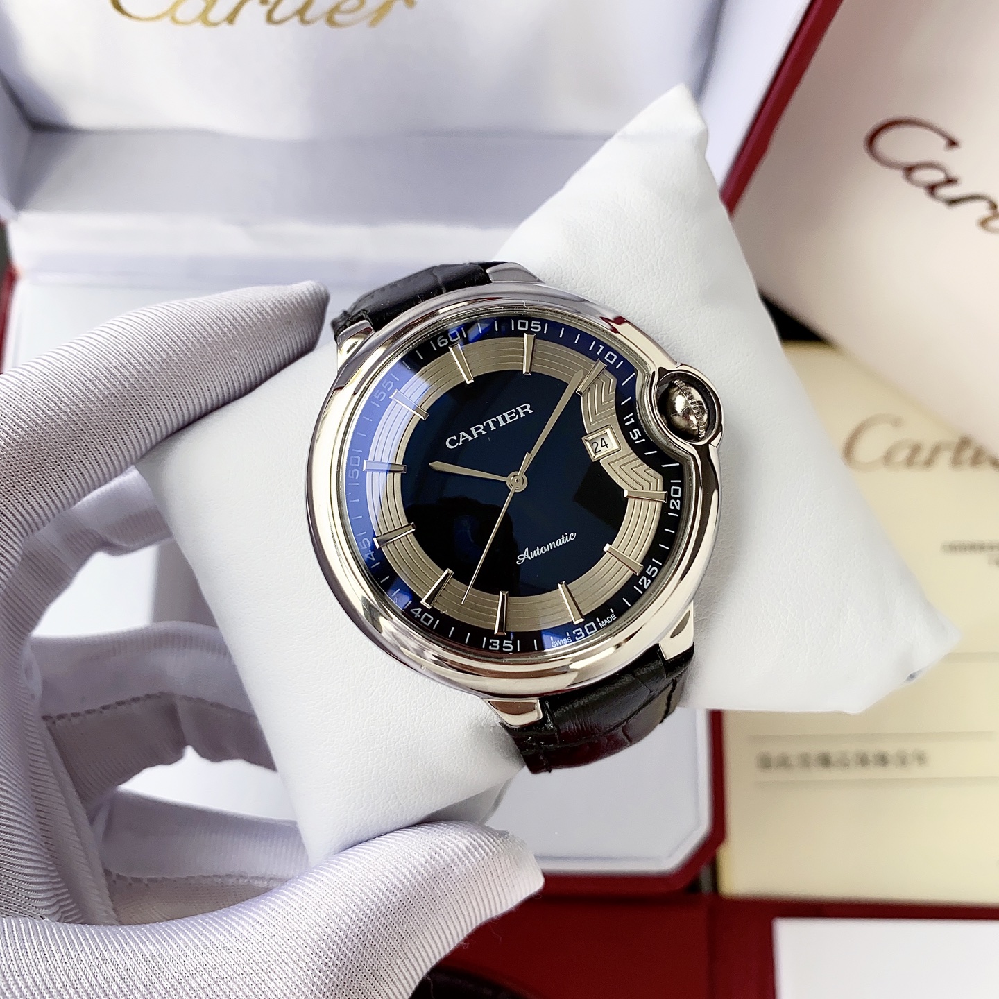 Cartier 白壳 玫瑰金 钢带+ 【简约 优雅大方】卡地亚-Cartier 男士腕表 全自动机械机芯 矿物强化玻璃 316L精钢表壳 真皮表带 全新风格 商务休闲 尺寸:直径44mm 厚度12mm
