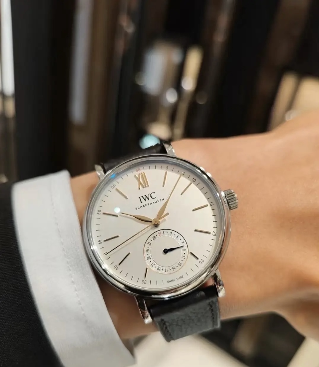 NO:393834,White shell rose gold. IWC is the first to recommend the Potafino series (IW359201) pointer-style calendar function, the most popular simple, elegant and atmospheric formal style watch!  The 6-character dial is the latest calendar dial!  [Case] ​​The 39mm case is consistent with the authentic one!  Swiss-grade seiko polishing!  Make the appearance round and full and the details are in place!  Very beautiful!  [Dial] Double-Bat mineral mirror anti-glare coating, the dial uses the most classic willow leaf needle, and the top-level craftsmanship dial!  Carefully crafted and perfectly restored!  [Movement] Exclusively uses movement (precision technology is the most stable at the same level, with more carving technology on the back)!  Accurate and durable when walking!  Almost zero rehabilitation!  Exclusive and meticulously customized, the production guarantees superior quality and gives the wearer an excellent wearing experience., iwc19860909白壳 玫瑰金. IWC万国首推柏涛菲诺系列（IW359201）指针式日历功能,最受欢迎的简洁,优雅,大气的正装风范手表！6字位表盘为最新日历盘！【表壳】39毫米的表壳与正品一致！瑞士级精工打磨抛光！使得外观圆润饱满,细节到位！非常漂亮！【表盘】双卜矿物质表镜防眩光镀膜,表盘采用最经典的柳叶针,顶级工艺表盘！精心制作,完美还原！【机芯】独家采用机芯（精密技术做到同级别最稳定,背面更雕花工艺）！走时精准耐用！几乎零 返修！ 独家精心定制,出品保证了优越的品质,给佩戴者极佳的佩戴体验.,,iwc,Watch