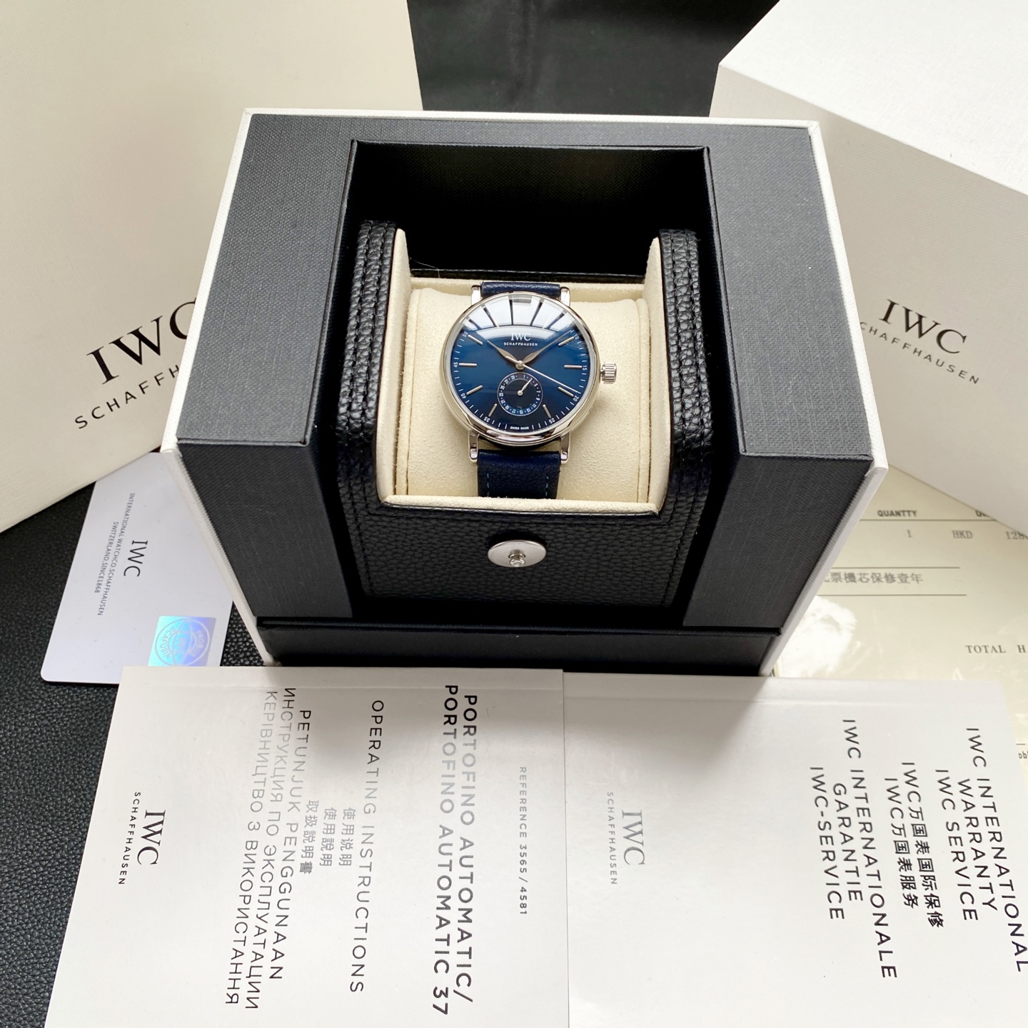 白壳780 玫瑰金800。
IWC万国首推柏涛菲诺系列（IW359201）指针式日历功能，最受欢迎的简洁，优雅，大气的正装风范手表！6字位表盘为最新日历盘！【表壳】39毫米的表壳与正品一致！瑞士级精工打磨抛光！使得外观圆润饱满，细节到位！非常漂亮！【表盘】双卜矿物质表镜防眩光镀膜，表盘采用最经典的柳叶针，顶级工艺表盘！精心制作，完美还原！【机芯】独家采用3835机芯（精密技术做到同级别最稳定，背面更雕花工艺）！走时精准耐用！几乎零 返修！   独家精心定制，出品保证了优越的品质，给佩戴者极佳的佩戴体验。 🔥🔥🔥🔥卓越出品，认准图片品质，编号。🔥🔥🔥🔥