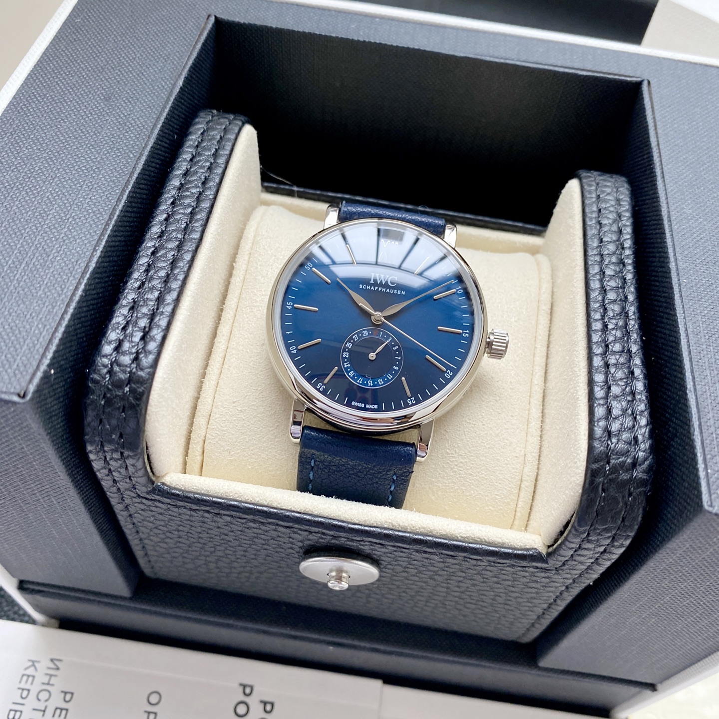 NO:394163,White shell rose gold. IWC is the first to recommend the Potafino series (IW359201) pointer-style calendar function, the most popular simple, elegant and atmospheric formal style watch!  The 6-character dial is the latest calendar dial!  [Case] ​​The 39mm case is consistent with the authentic one!  Swiss-grade seiko polishing!  Make the appearance round and full and the details are in place!  Very beautiful!  [Dial] Double-Bat mineral mirror anti-glare coating, the dial uses the most classic willow leaf needle, and the top-level craftsmanship dial!  Carefully crafted and perfectly restored!  [Movement] Exclusively uses movement (precision technology is the most stable at the same level, with more carving technology on the back)!  Accurate and durable when walking!  Almost zero rehabilitation!  Exclusive and meticulously customized, the production guarantees superior quality and gives the wearer an excellent wearing experience. Excellent production, accurate picture quality, number.,,iwc19860909白壳 玫瑰金. IWC万国首推柏涛菲诺系列（IW359201）指针式日历功能,最受欢迎的简洁,优雅,大气的正装风范手表！6字位表盘为最新日历盘！【表壳】39毫米的表壳与正品一致！瑞士级精工打磨抛光！使得外观圆润饱满,细节到位！非常漂亮！【表盘】双卜矿物质表镜防眩光镀膜,表盘采用最经典的柳叶针,顶级工艺表盘！精心制作,完美还原！【机芯】独家采用机芯（精密技术做到同级别最稳定,背面更雕花工艺）！走时精准耐用！几乎零 返修！独家精心定制,出品保证了优越的品质,给佩戴者极佳的佩戴体验. 卓越出品,认准图片品质,编号.,,iwc,Watch