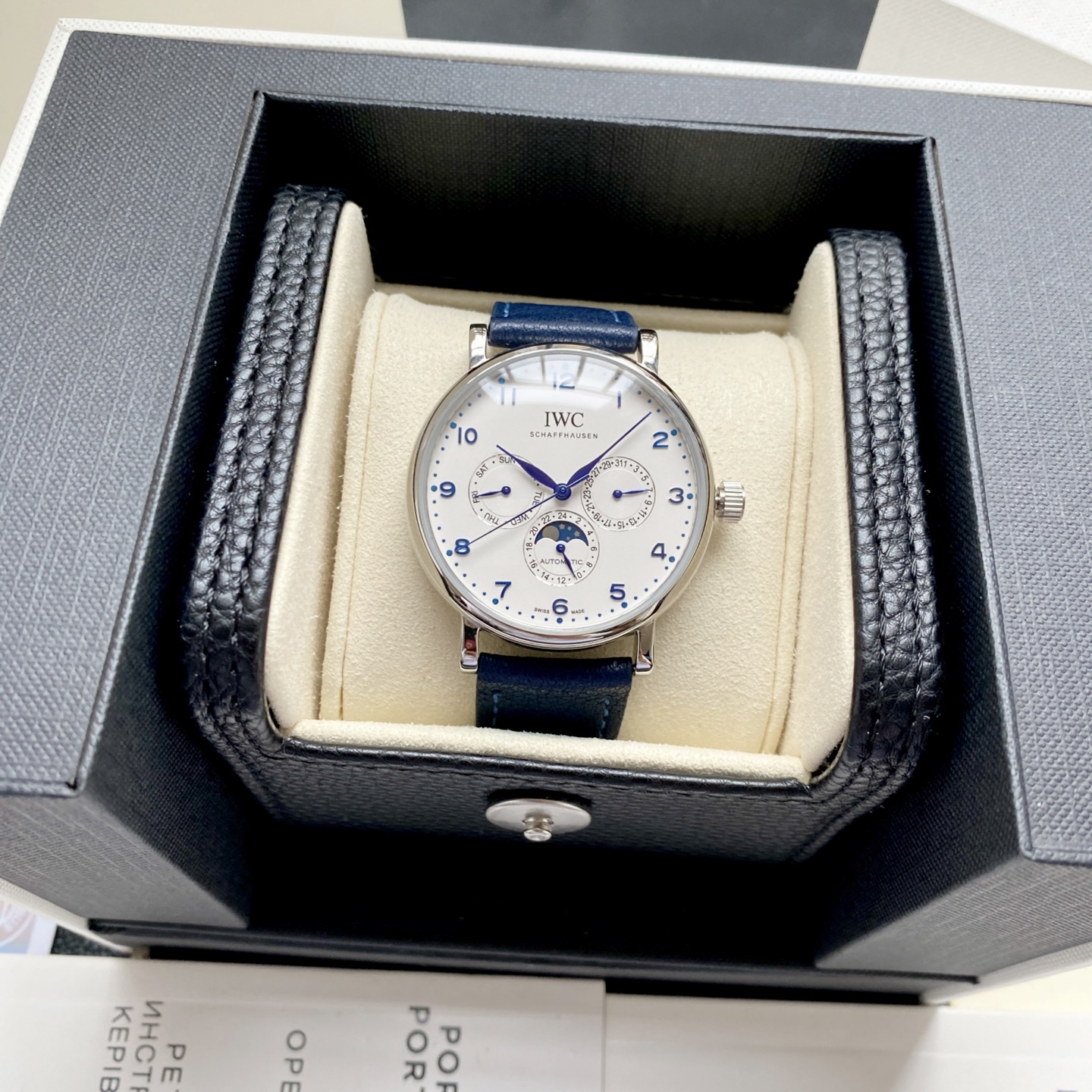 NO:394164,White Shell Rose Gold IWC Portugal Series Multifunctional Moon Phase 6-pin, using imported Dajing Work as the basic movement, upgraded to 3836-2 to correct the genuine Moon Phase, and the time of movement is stable and the rework rate is extremely low. This is a rare complication of the watch that replicates the complication of the durability and complex function watches in the market. Reasons for buying: 1. Adjust the case with hidden buttons, [Sun, Moon and Star] - the date (3 o'clock) and the week (9 o'clock) are all normally driven and can be adjusted manually (the date can be adjusted by the 2 o'clock hidden buttons, the week can be adjusted by the 6 o'clock hidden buttons, and the moon phase disc can be driven by the adjustment pointer);  3. [Exquisite workmanship] - both internal and external, German CNC CNC equipment open mold case strap, later manual QC, each part of the case is almost as good as the original, the text font distribution of the movement is synchronized with original, the fish scale pattern and other patterns are polished with exquisite details. The arched anti-scratch mirror is as transparent as the original. 4. [Elegant in hand] - The size is 40mm*12mm, more suitable for Asian wrists, the shell shape is elegant and versatile, showing gentlemanly temperament, the same style as Chen Bolin and Zhang Ruoyun. 5. [Stable movement] The large seiko movement has small and stable errors. On this basis, all watches will be simulated and tested on a QE simulator imported from Switzerland for a day after successful assembly, and will be shipped without errors or secretly stopped. This is the most complex and stable model in the COPY market in history.  Starting from the 'core', create miracles, so that buyers can buy with confidence and avoid bad vendors using inferior products as good ones., iwc19860909白壳 玫金 IWC万国葡萄牙系列多功能月相6针,采用进口大精工作为基础机芯升级为3836-2改正品月相,而且走时稳定,返修率极低,这是复刻市场少有的耐操性复杂功能腕表. 入手理由 1、通过表壳隐藏按钮调整、【日月星】——日期（3点位）星期（9点位）均正常传动运行,且可以手动调整（日期可通过2点位隐藏按钮调整、星期可通过6点位隐藏按钮调整、月相盘可通过调整指针带动）； 3、【做工考究】——内外兼修,德国CNC数控设备开模表壳表带,后期人工逐个QC,表壳每一处的拉沙和倒角几乎媲美原装,机芯文字字体分布同步原装,鱼鳞纹和其他纹路打磨细节十分精致.拱形防刮镜面和原装一样的通透. 4、【上手优雅】——尺寸40mm*12mm,更适合亚洲手腕,壳型优雅百搭,尽显绅士气质,陈柏霖、张若昀同款. 5、【机芯稳定】大精工机芯与生俱来误差小且稳定,在此基础上,所有成表装配成功后都会在瑞士进口的QE模拟器上模拟测试一天,没有误差或者偷停的情况下才会出货,这是有史以来COPY市场最复杂且最稳定的表款. 一从“芯”开始,创造奇迹,让买家买个放心,避免不良商贩以次充好.,,iwc,Watch