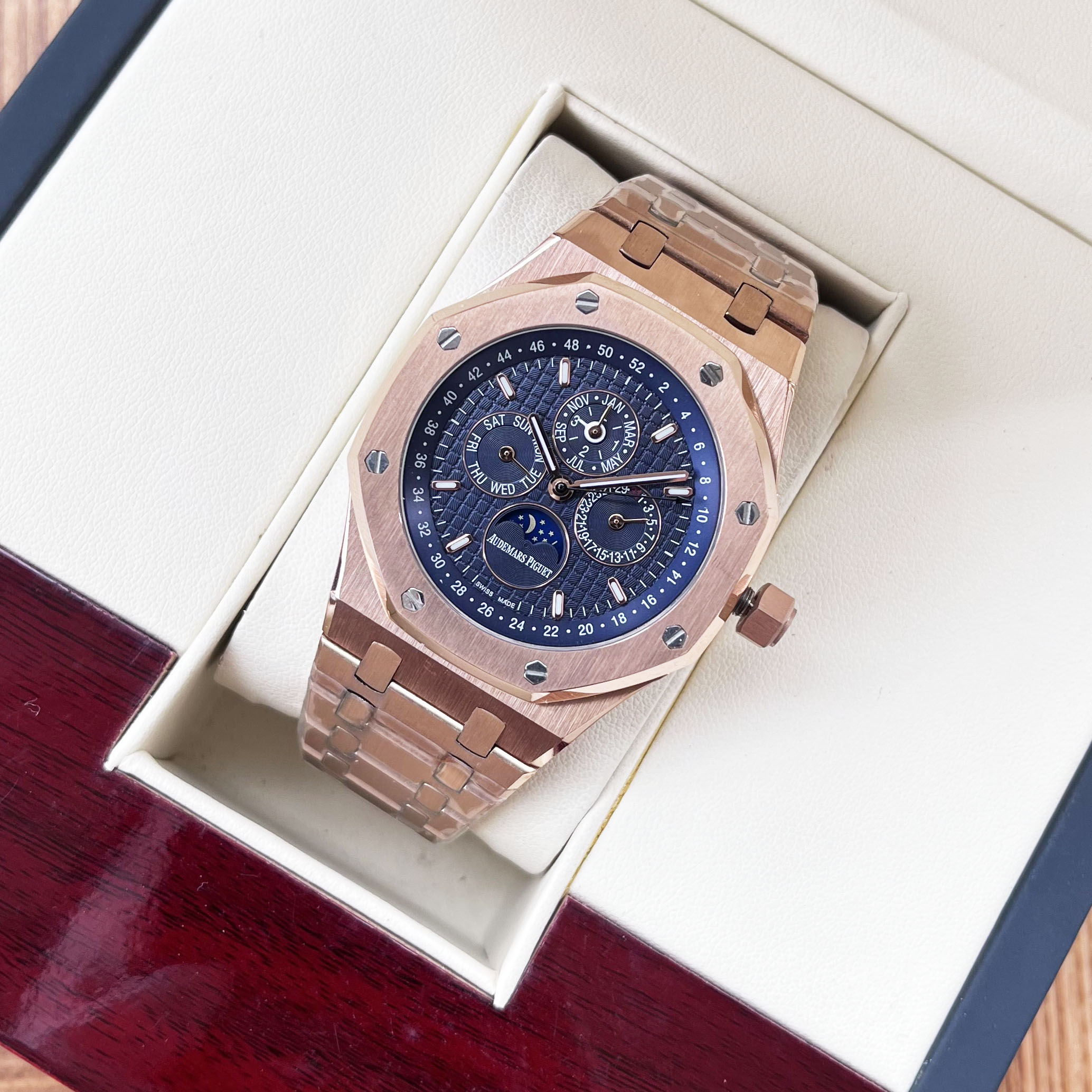 NO:393754,White shell, rose gold. Audemars Piguet Royal Oak Series, Complex Function Perpetual Calendar Watch. Model 26574ST.OO.1220ST.01. Noble Watch Audemars Piguet Royal Oak Series Perpetual Calendar Watch, noble and elegant blue disc with a cool and delicate steel case, perfectly reflects Audemars Piguet's aesthetic design and extremely high technology of complex functions. The case is made of 316L stainless steel, diameter 41 mm. Thickness 11.4 mm. The blue dial is engraved with 'Grande  Tapisserie' large plaid decoration, classic dial, three-dimensional hour marker and facet hand covered with luminous coating. Three sub-dials that display calendar functions and moon phase display disc are symmetrically distributed on the dial, displaying hours, minutes, week, date, week, month, and moon phase in an orderly manner. The dial functions can be used. The mineral gem glass anti-glare treatment makes the overall watch more transparent and bright. It is equipped with a graduation product. The number of this watch is Ref. 26574ST.OO.1220ST.01,,audemars19860909白壳,玫瑰金.爱彼 皇家橡树系列 ,复杂功能万年历腕表.型号26574ST.OO.1220ST.01 . 贵族钟表 爱彼皇家橡树系列万年历腕表,高贵优雅的蓝盘配上冷艳精钢表壳,完美体现爱彼美学设计及复杂功能的极高技术. 表壳采用316L精钢,直径41毫米. 厚度11.4mm.蓝色表盘镌刻“Grande Tapisserie”大格纹装饰,经典表盘,立体时标、刻面指针覆盖夜光涂层.三个显示日历功能的副表盘以及月相显示盘对称分布于表盘之上,井然有序地显示出小时、分钟、星期、日期、周历、月份、月相.表盘功能全部能用.矿物质宝石玻璃防眩光处理让整体手表更加通透明亮. 搭载.堪称毕业的产品. 这枚腕表的编号是Ref. 26574ST.OO.1220ST.01,,audemars,Watch