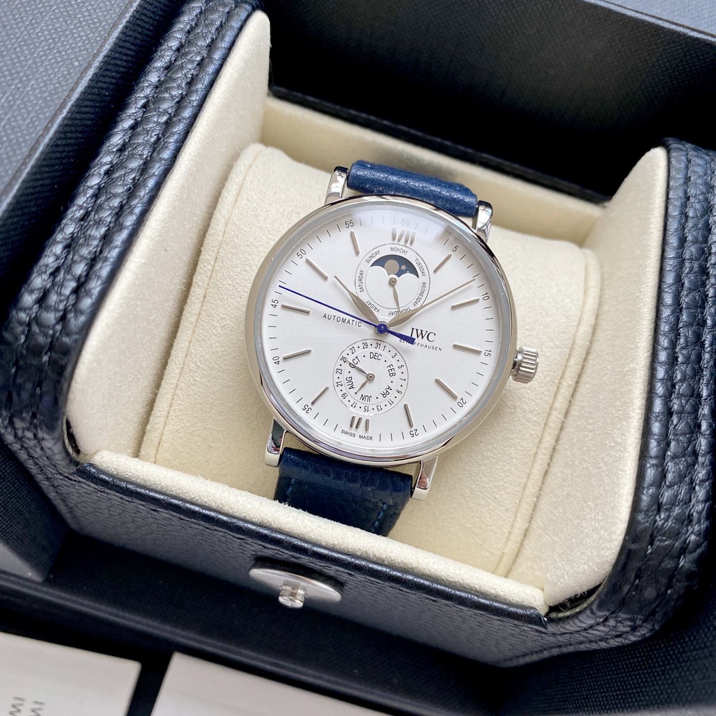 NO:392010,White shell, rose gold. IWC Bottofino series IW359001 watch is the first work launched by the brand with a brand new independent research and development full-length module!  Other styles are different. This time the dial adopts a 'up and down eyes' layout, with the 12 o'clock position showing the week and the moon phase, and 6 o'clock is to display the calendar and month!  In addition to the new functional layout, the rest of this full calendar still inherits all the classic elements of the Bottofino series without reservation!  The case is made of 316L stainless steel case, polished and very rounded!  The glass adopts a double-sided anti-reflective arc-surface transparent reinforced glass mirror!  The movement adopts the new 3839 movement!  Italian top calfskin with original pin buckle!  Suitable for all kinds of business occasions, simple, refined and elegant!  Welcome all watch friends to taste it!  ,,cowhide19860909白壳,玫瑰金.IWC柏涛菲诺系列IW359001腕表是品牌推出的第一款配备全新自主研发全历模块的作品！ 而其他款式不同,此次表盘采用“上下双眼”布局,12点字位显示星期与月相,6点以为显示日历与月份！除了全新的功能布局,这款全历表的其余部分依然毫无保留的传承柏涛菲诺系列所有的经典元素！ 表壳采用316L精钢表壳,打磨抛光非常圆润！玻璃采用双面防反光弧面透明强化玻璃表镜！机芯采用全新3839机芯！意大利头层小牛皮搭配原装针扣！适合各种商务场合,简敛精致不失优雅！欢迎各路表友品鉴！,,cowhide,Watch