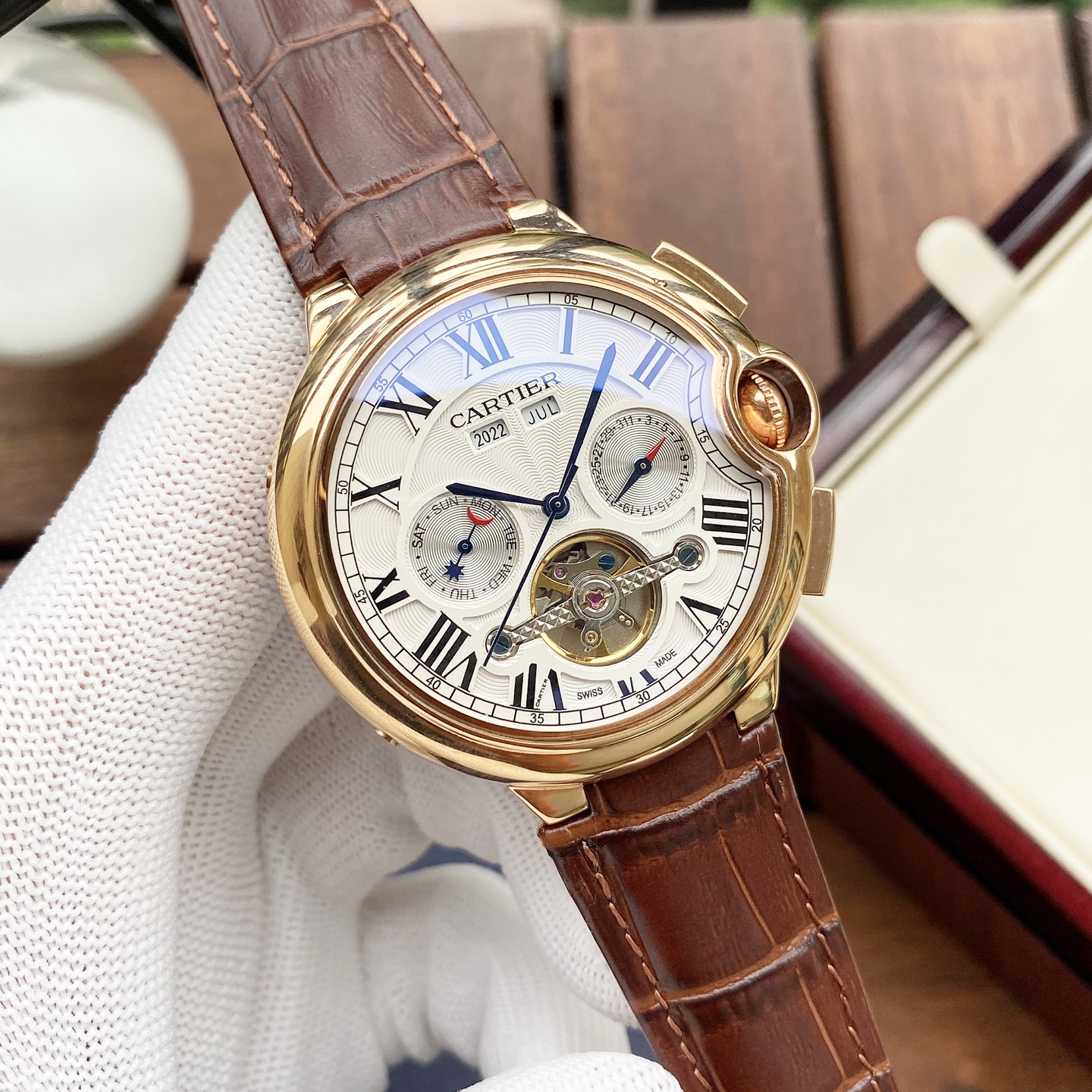 Cartier 白壳 玫金壳 【全新风格 】卡地亚-Cartier 男士腕表 全自动机械机芯 矿物强化玻璃 316L精钢表壳 真皮表带 休闲 商务 尺寸:直径44mm 厚度12mm