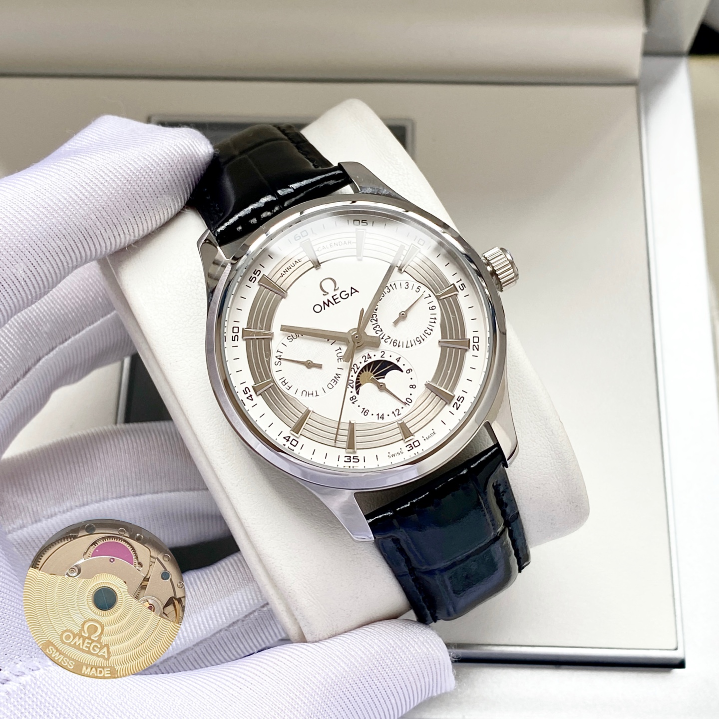 NO:741699,White case, rose gold, steel strap. Diefei upgraded multi-function model uses multi-functional 3836 movement. Quality is guaranteed. Exquisite brushing process is used on the side of the case. It has been imitated. Look for the movement in the picture [classic upgrade, elegant and hot-selling] Omega-Omega men's watch. Fully automatic mechanical movement. Mineral strengthened glass. 316L stainless steel case. Genuine leather strap. Fashionable design. Business casual. Size diameter 40mm, thickness 12mm. Produced by AD, omega.19860909白壳,玫瑰金,钢带. 蝶飞升级多功能款 采用多功能3836机芯 品质有保证 壳身侧边选用精致拉丝工艺 一直被模仿 认准图片机芯【经典升级 优雅热卖】欧米茄-Omega 男士腕表 全自动机械机芯 矿物强化玻璃 316L精钢表壳 真皮表带 时尚设计 商务休闲 尺寸直径40mm 厚度12mm AD出品,,omega,Watch