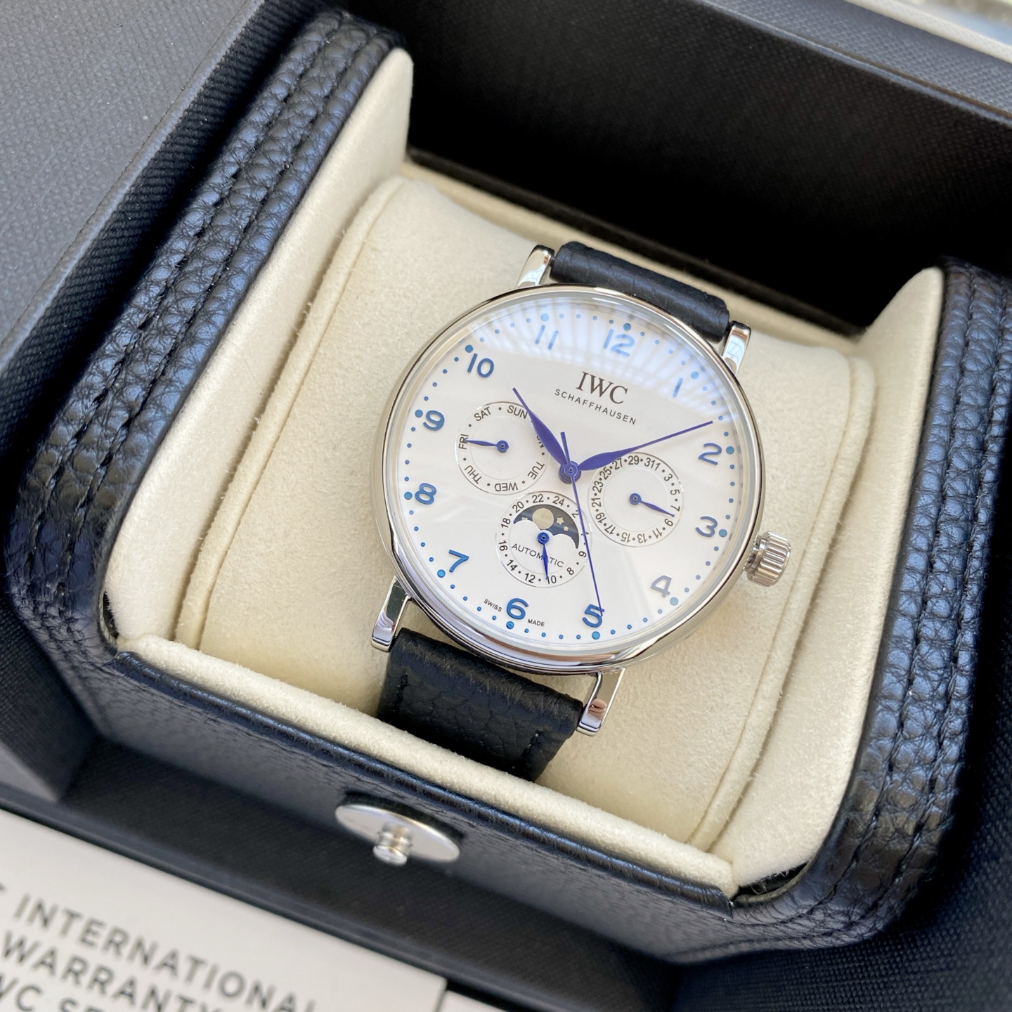 NO:819677,White shell, rose gold, IWC Portuguese series multi-functional moon phase 6-hand, using imported precision work as the basic movement, upgraded to 3836-2 corrected moon phase, and has stable running time and extremely low repair rate. This is a rare complex function watch with durability in the replica market. Reasons to buy  1. Through the adjustment of the hidden buttons on the case, [Sun, Moon and Stars] - date (3 o'clock) and day of the week (9 o'clock) are all operating normally and can be adjusted manually (the date can be adjusted through the hidden button at 2 o'clock, the day of the week can be adjusted through the hidden button at 6 o'clock, and the moon phase disk can be driven by adjusting the pointer);  3. [Exquisite workmanship] - Both inside and outside, the case and strap are molded with German CNC equipment, and QC is done manually one by one in the later stage. The sandblasting and chamfering of every part of the case is almost as good as the original. The text and font distribution of the movement is synchronized with the original. The polished details of the fish scale pattern and other textures are very exquisite. The arched anti-scratch mirror is as transparent as the original.  4. [Elegant to use] - Size 40mm*12mm, more suitable for Asian wrists, elegant and versatile shell shape, showing gentlemanly temperament, same style as Chen Bolin and Zhang Ruoyun.  5. [Movement Stable] The Grand Seiko movement is inherently error-free and stable. On this basis, after successful assembly, all completed watches will be simulated and tested on the QE simulator imported from Switzerland for one day. They will not be shipped until there are no errors or unexpected stops. This is the most complex and stable watch in the history of the COPY market. Starting from the 'core', it creates miracles, allowing buyers to buy with confidence, and preventing unscrupulous traders from passing on shoddy products.,,iwc19860909白壳 玫金 IWC万国葡萄牙系列多功能月相6针,采用进口大精工作为基础机芯升级为3836-2改正品月相,而且走时稳定,返修率极低,这是复刻市场少有的耐操性复杂功能腕表. 入手理由 1、通过表壳隐藏按钮调整、【日月星】——日期（3点位）星期（9点位）均正常传动运行,且可以手动调整（日期可通过2点位隐藏按钮调整、星期可通过6点位隐藏按钮调整、月相盘可通过调整指针带动）； 3、【做工考究】——内外兼修,德国CNC数控设备开模表壳表带,后期人工逐个QC,表壳每一处的拉沙和倒角几乎媲美原装,机芯文字字体分布同步原装,鱼鳞纹和其他纹路打磨细节十分精致.拱形防刮镜面和原装一样的通透. 4、【上手优雅】——尺寸40mm*12mm,更适合亚洲手腕,壳型优雅百搭,尽显绅士气质,陈柏霖、张若昀同款. 5、【机芯稳定】大精工机芯与生俱来误差小且稳定,在此基础上,所有成表装配成功后都会在瑞士进口的QE模拟器上模拟测试一天,没有误差或者偷停的情况下才会出货,这是有史以来COPY市场最复杂且最稳定的表款. 一从“芯”开始,创造奇迹,让买家买个放心,避免不良商贩以次充好.,,iwc,Watch