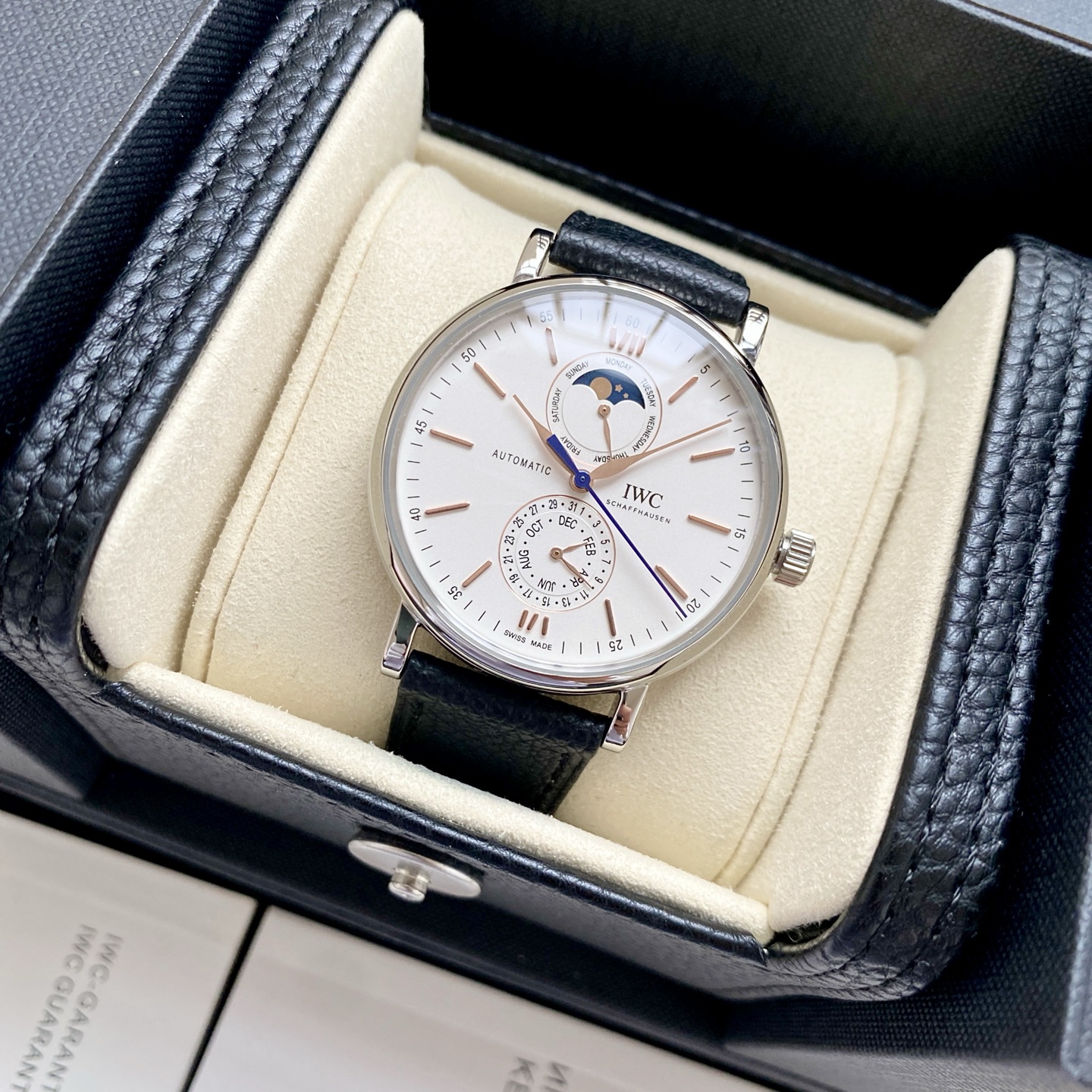 NO:819684,White shell, rose gold. IWC Portofino series IW359001 watch is the first work launched by the brand equipped with a new self-developed full calendar module!  Different from other styles, this time the dial adopts an 'upper and lower eyes' layout, with the day of the week and moon phase displayed at 12 o'clock, and the calendar and month displayed at 6 o'clock!  In addition to the new functional layout, the rest of this full calendar still inherits all the classic elements of the Portofino series without reservation!  The case is made of 316L fine steel, which is polished and very smooth!  The glass adopts double-sided anti-reflective curved transparent tempered glass mirror!  The movement adopts the new 3839 movement!  Italian top-grain calfskin with original pin buckle!  Suitable for various business occasions, simple and refined yet elegant!  Welcome friends from all walks of life to taste it!  ,,cowhide19860909白壳,玫瑰金.IWC柏涛菲诺系列IW359001腕表是品牌推出的第一款配备全新自主研发全历模块的作品！ 而其他款式不同,此次表盘采用“上下双眼”布局,12点字位显示星期与月相,6点以为显示日历与月份！除了全新的功能布局,这款全历表的其余部分依然毫无保留的传承柏涛菲诺系列所有的经典元素！ 表壳采用316L精钢表壳,打磨抛光非常圆润！玻璃采用双面防反光弧面透明强化玻璃表镜！机芯采用全新3839机芯！意大利头层小牛皮搭配原装针扣！适合各种商务场合,简敛精致不失优雅！欢迎各路表友品鉴！,,cowhide,Watch