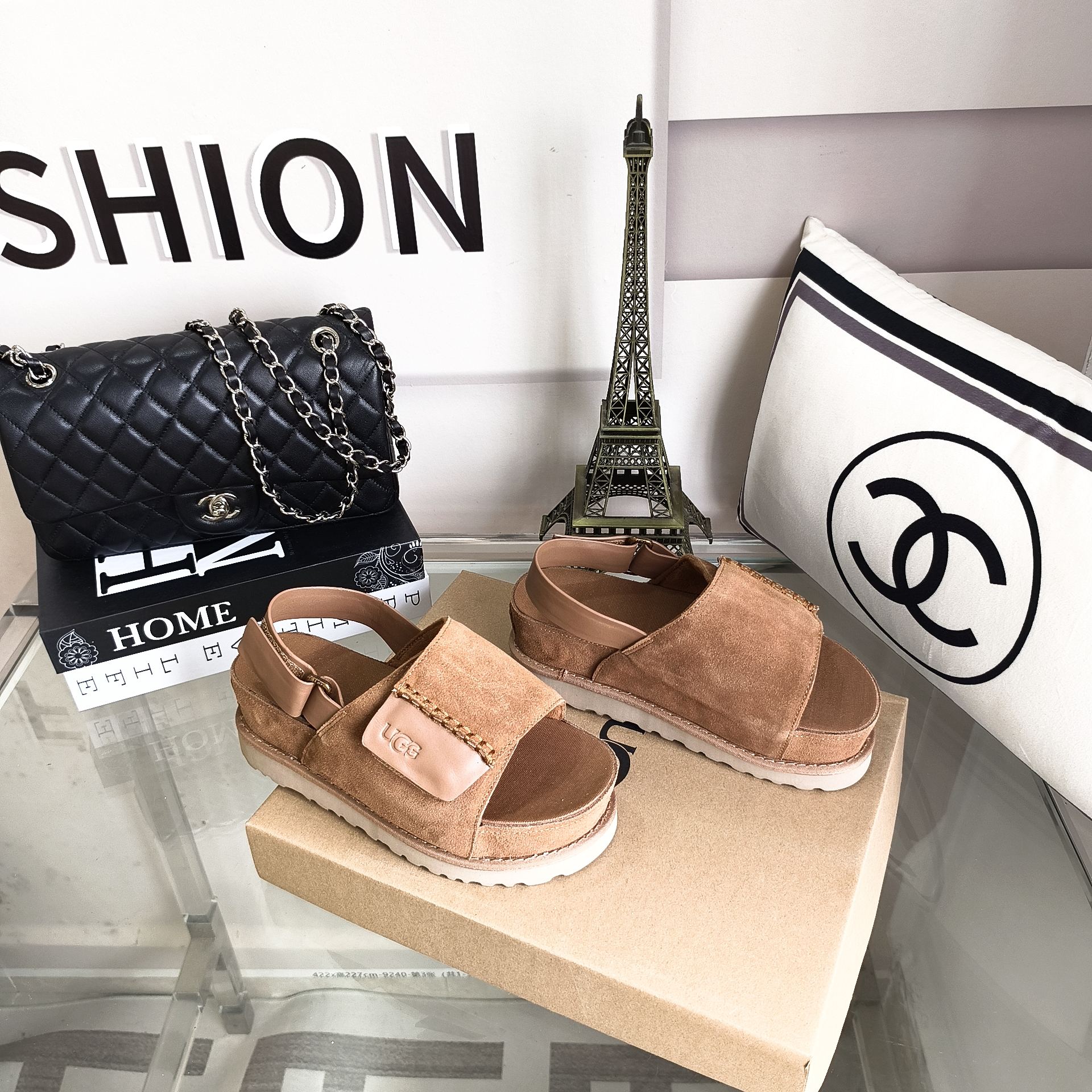 NO:874495,UGG official website, Venus thick-soled sandals, heel height 6cm, turned cowhide upper, more suitable for the instep, Velcro design for easy putting on and taking off, double-layer high-density foam bottom EVA outsole, simple and versatile, very comfortable and stylish on the feet, make your legs longer in seconds. Size 35-40#, sandals, sandals, cowhide19860909UGG官网,金星厚底凉鞋,跟高6cm,翻牛皮鞋面,更贴合脚背,魔术贴设计穿脱方便,双层高密度发泡底EVA外底,简约百搭,上脚很舒适洋气,秒变大长腿. 码数35-40#,凉鞋,sandals,cowhide,Women's Shoes