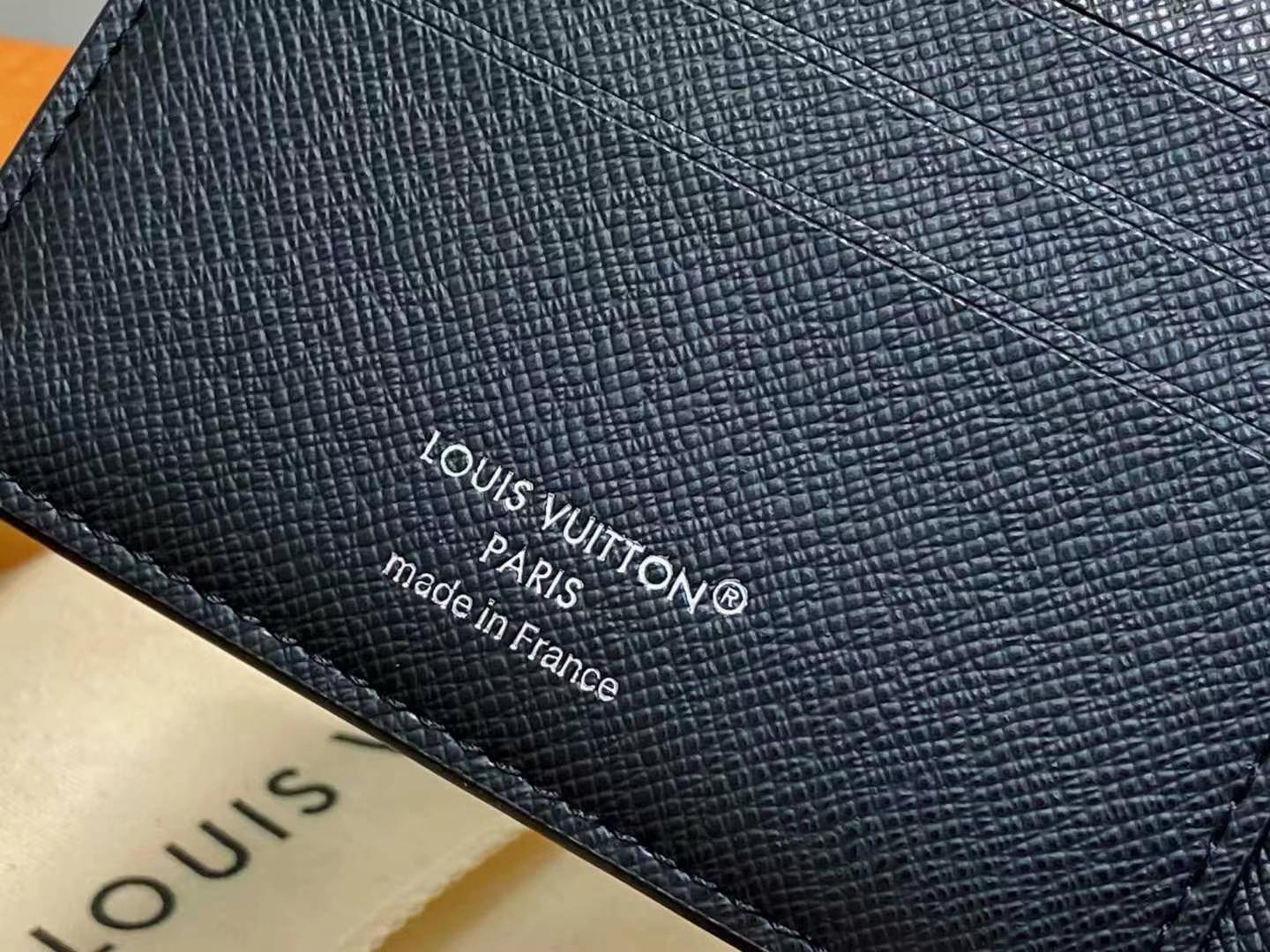 Multipleホワイト短款西装夹財布 - Pharrell Williamsデザインの革新