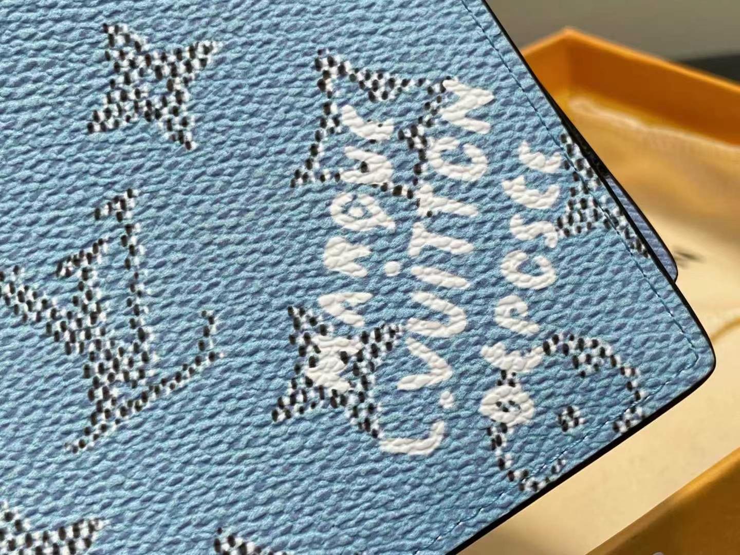 Multipleホワイト短款西装夹財布 - Pharrell Williamsデザインの革新