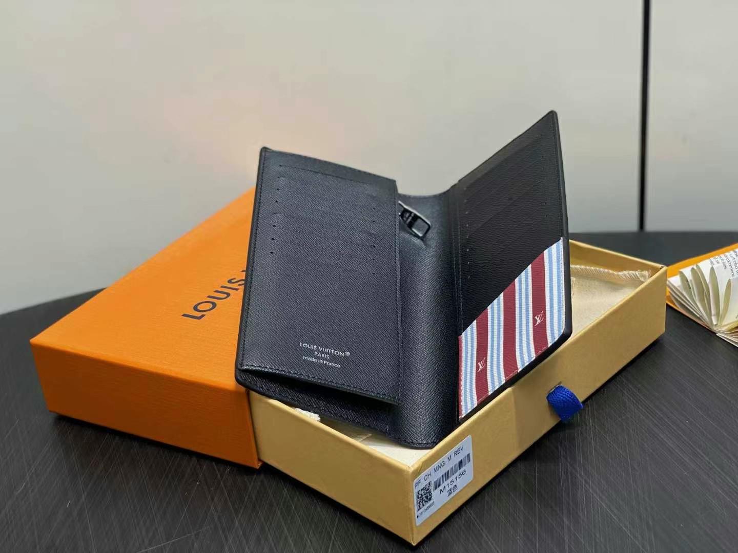 Louis Vuitton Brazza 財布 - モノグラムヘリテージデザイン・収納力抜群