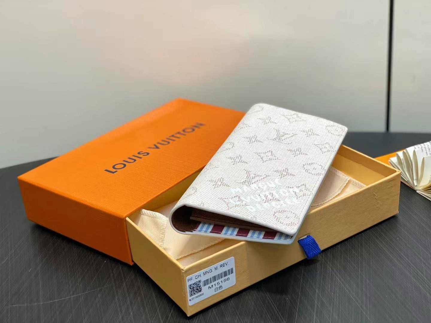 Louis Vuitton Brazza 財布 長款モデル カードポケット付き