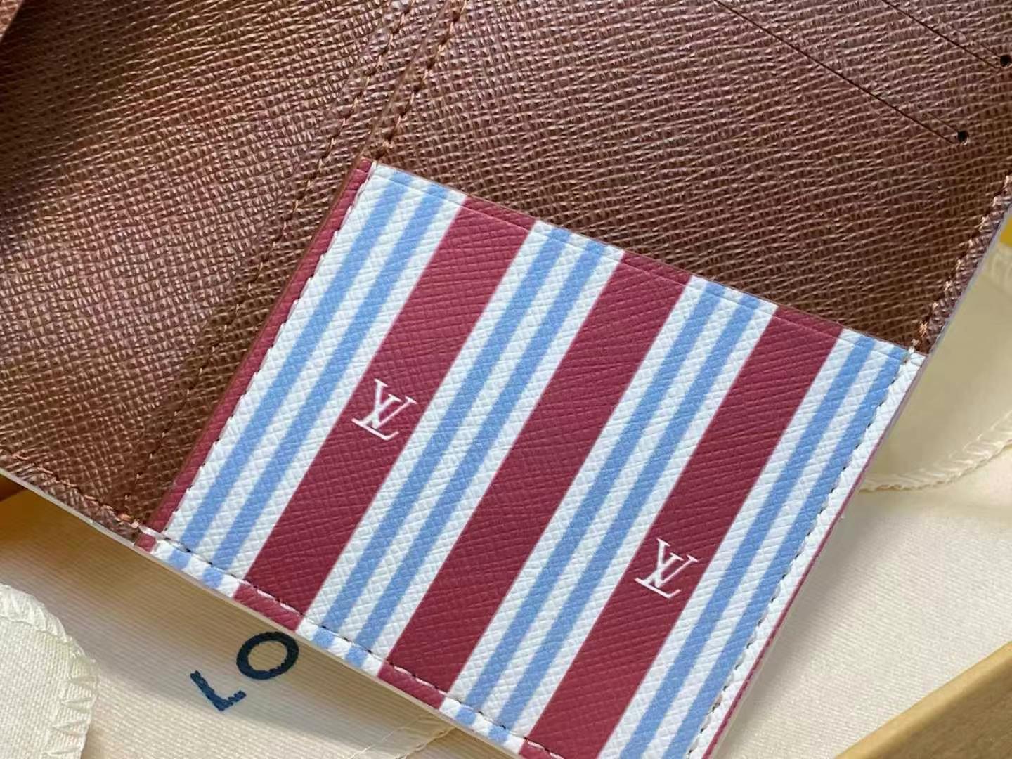 Louis Vuitton Brazza 財布 長款モデル カードポケット付き