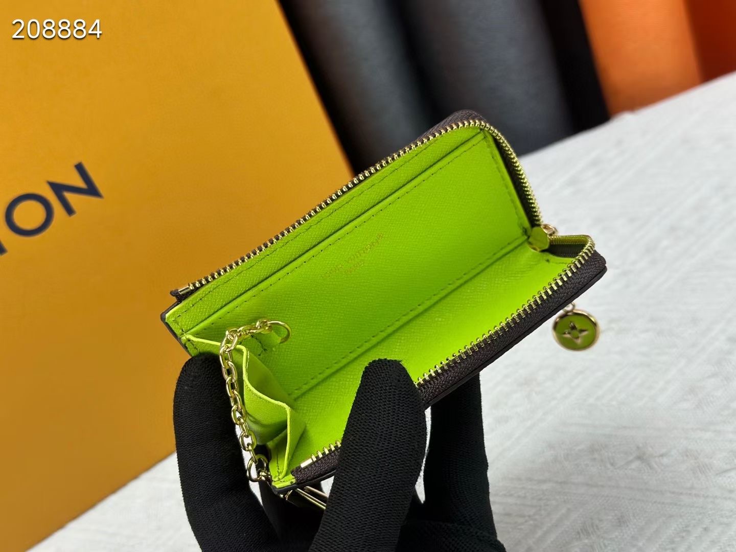 Noaキーリング モノグラムキャンバス製のエレガントなアクセサリー