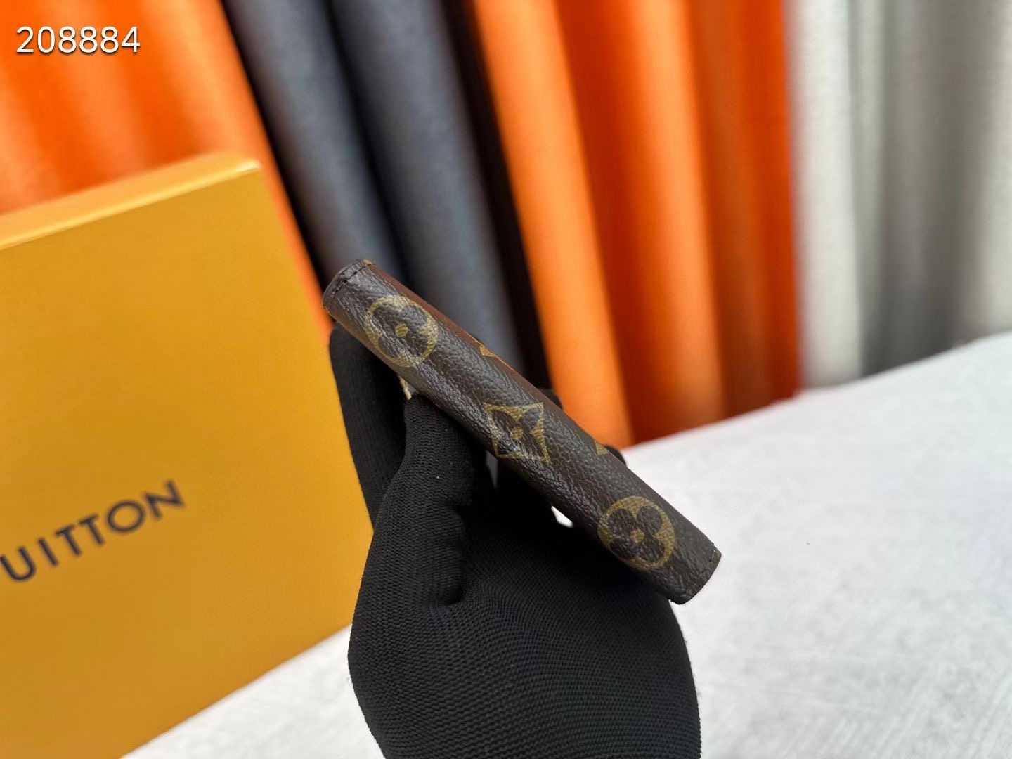 Noaキーリング モノグラムキャンバス製のエレガントなアクセサリー