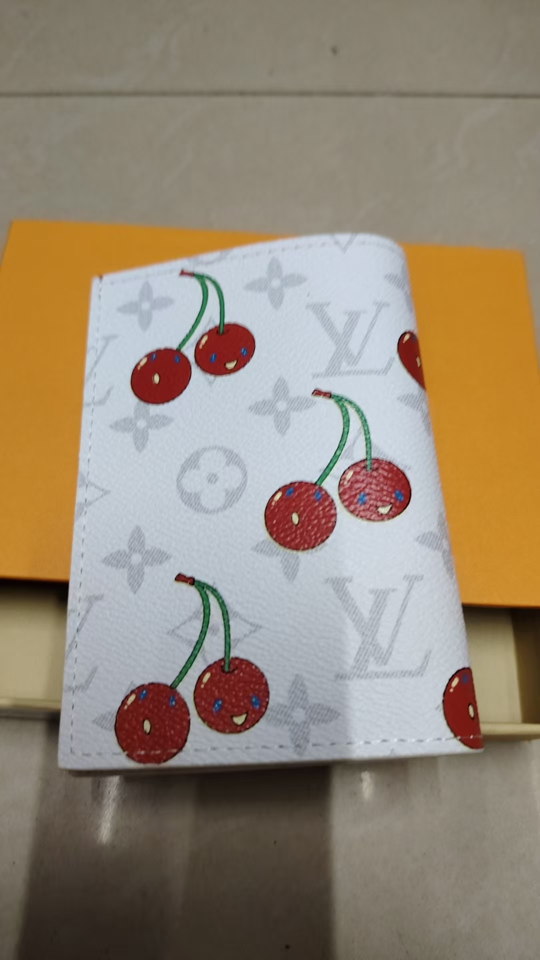 P175 パスポートカバー - モノグラムマカサールデザインと色鮮やかなレザーエッジ