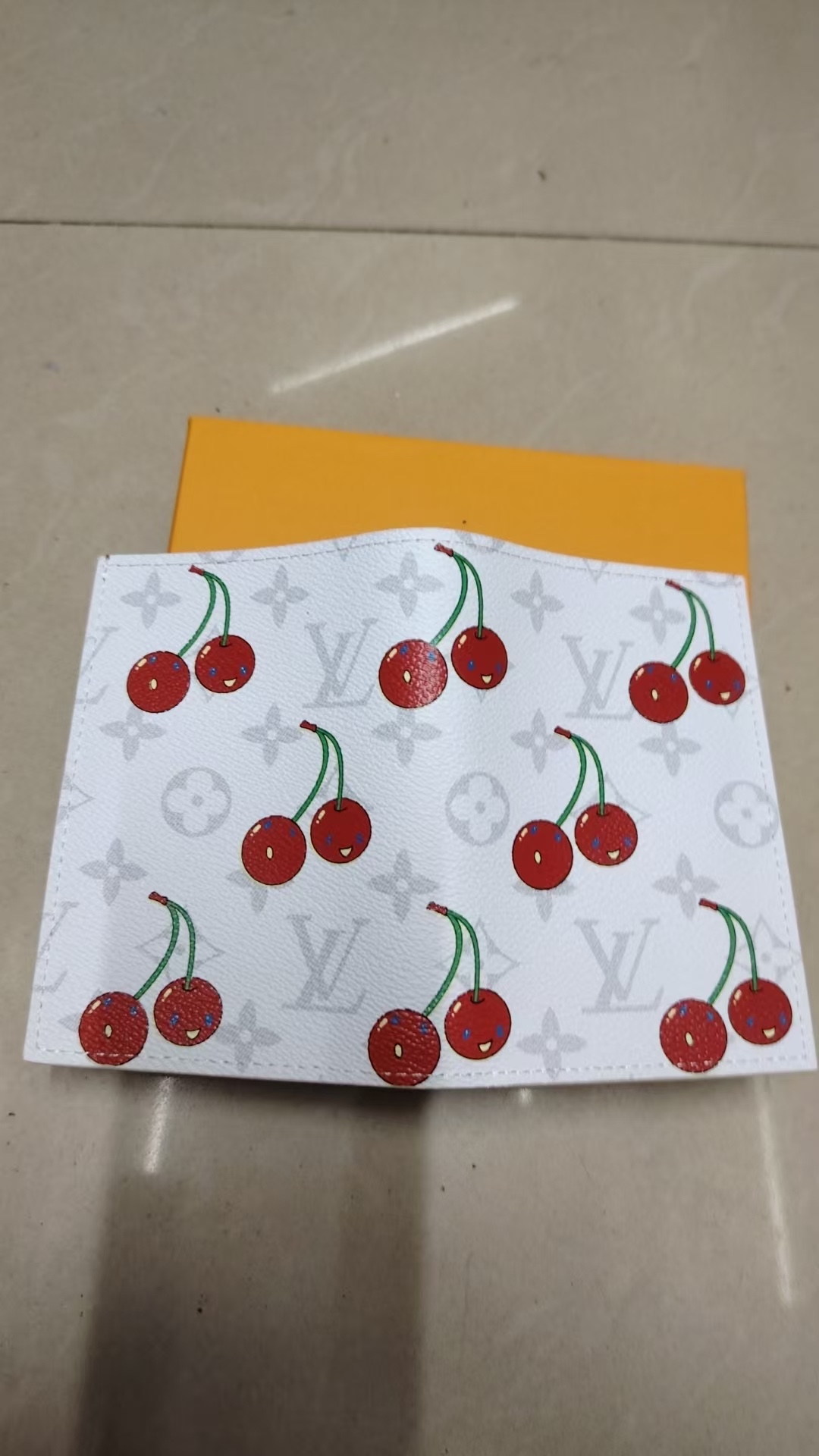 P175 パスポートカバー - モノグラムマカサールデザインと色鮮やかなレザーエッジ