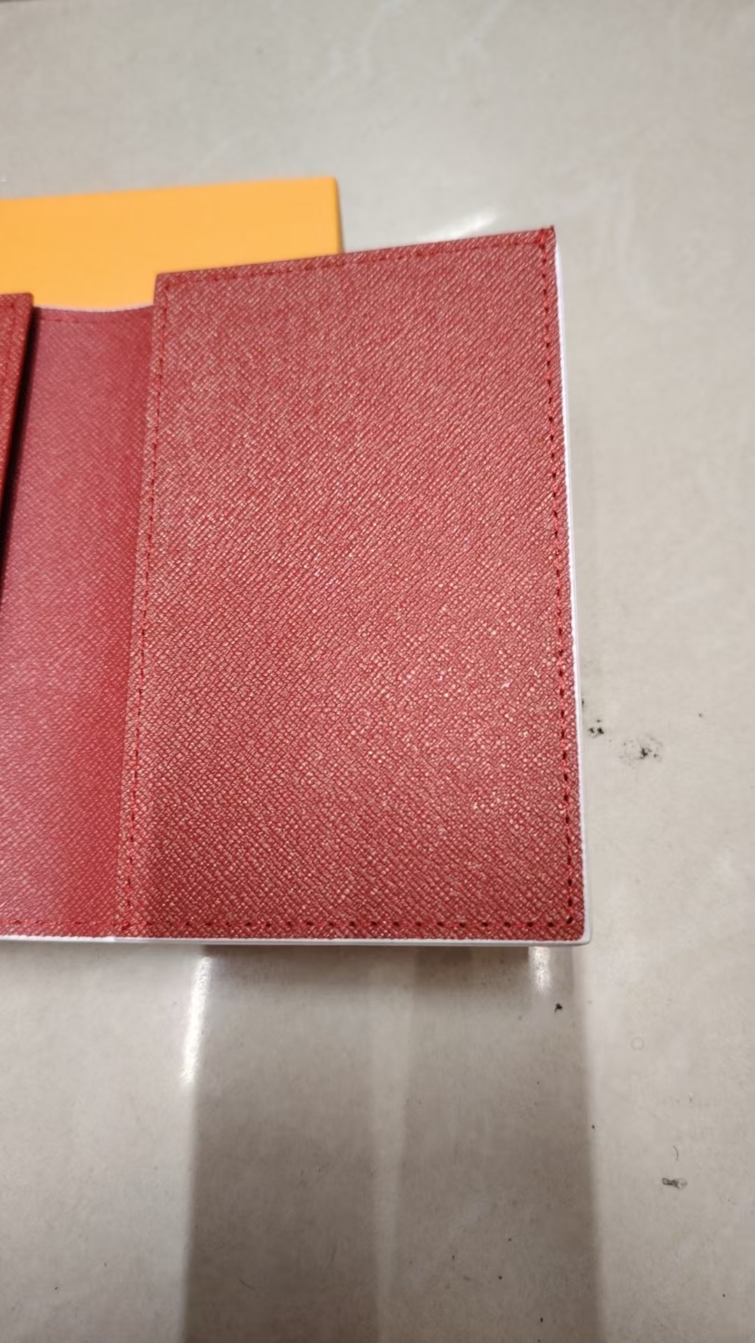 P175 パスポートカバー - モノグラムマカサールデザインと色鮮やかなレザーエッジ