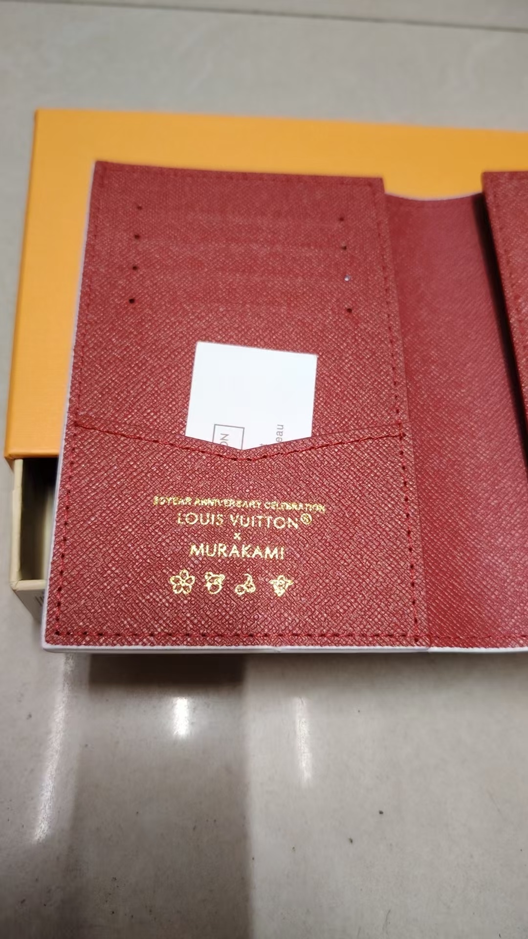 P175 パスポートカバー - モノグラムマカサールデザインと色鮮やかなレザーエッジ