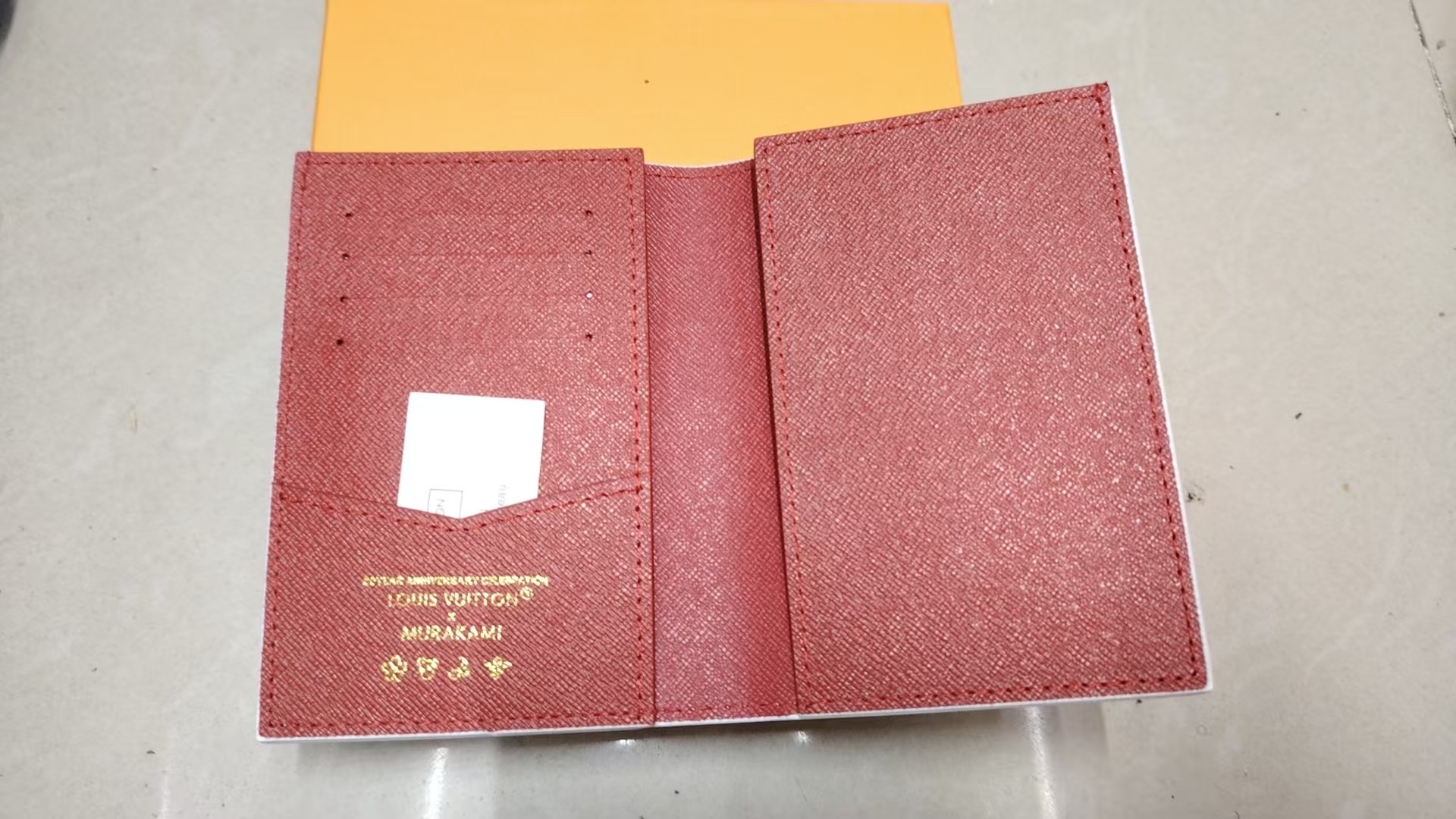 P175 パスポートカバー - モノグラムマカサールデザインと色鮮やかなレザーエッジ