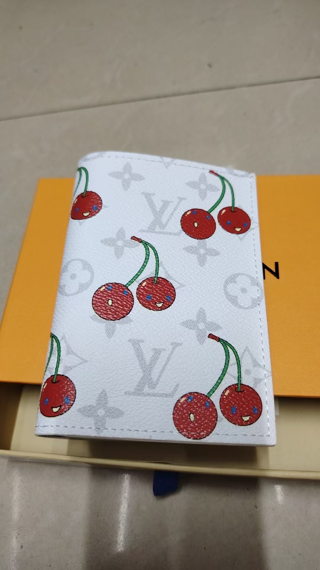 P175 パスポートカバー - モノグラムマカサールデザインと色鮮やかなレザーエッジ