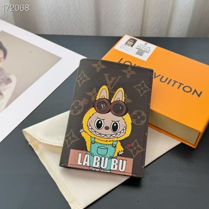 LV拉布布Labubu护照夹 - エレガントなデザインと機能性
