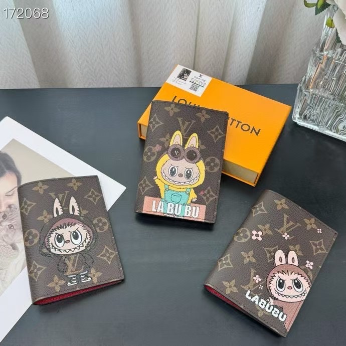 LV拉布布Labubu护照夹 - エレガントなデザインと機能性