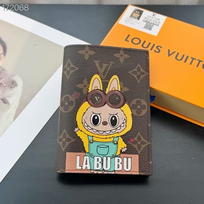 LV拉布布Labubu护照夹 - エレガントなデザインと機能性