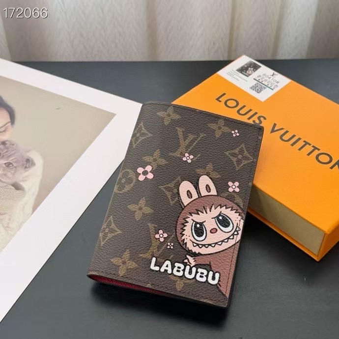 LVラブブLabubuパスポートケース - エレガントなデザインと実用性