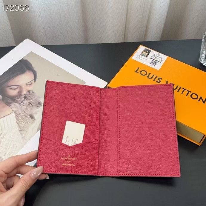 LVラブブLabubuパスポートケース - エレガントなデザインと実用性