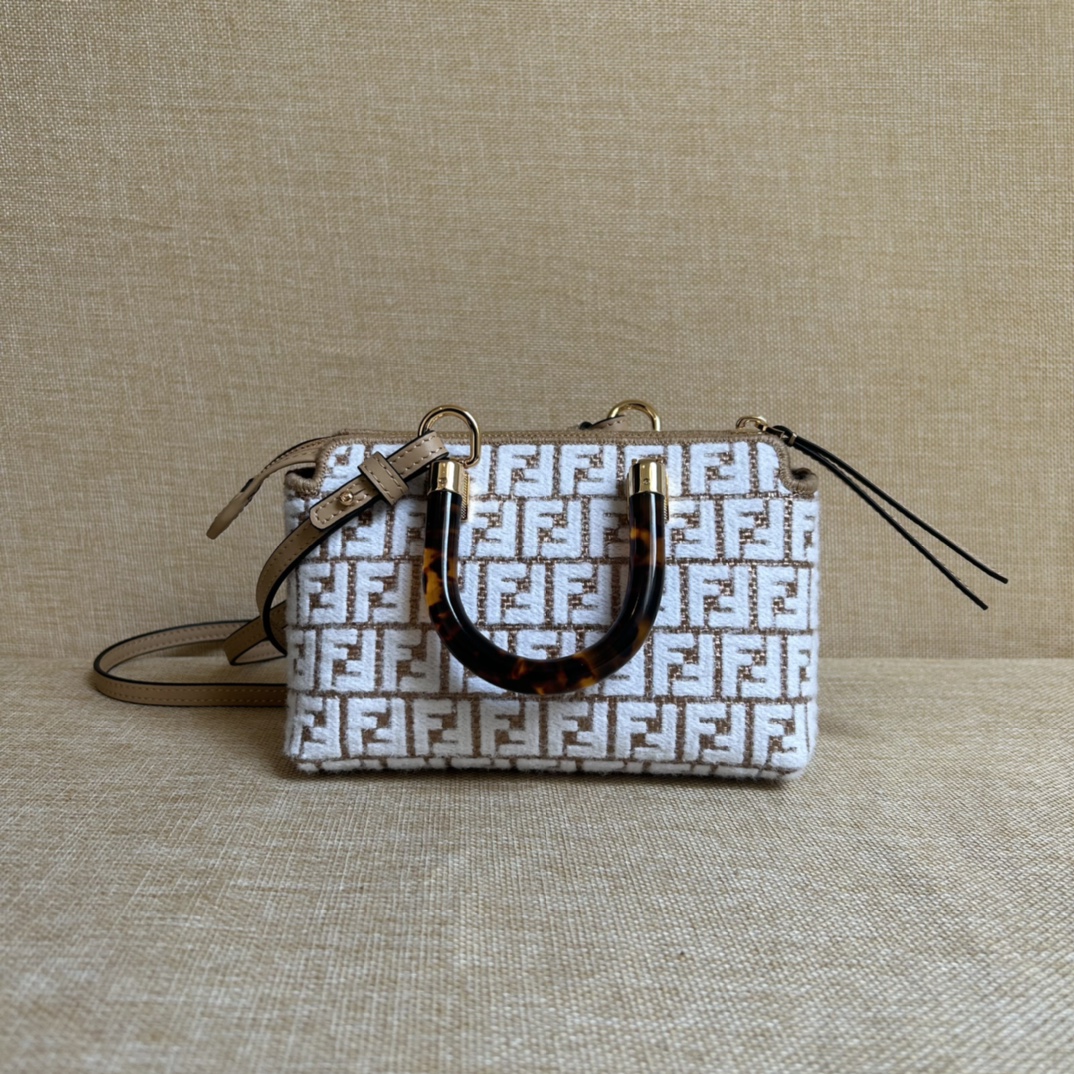 P520 Original Fendi By the way classic pillow bag natural raffia woven FEND1 new Mini ByTheWay mini bag, the bag has a …