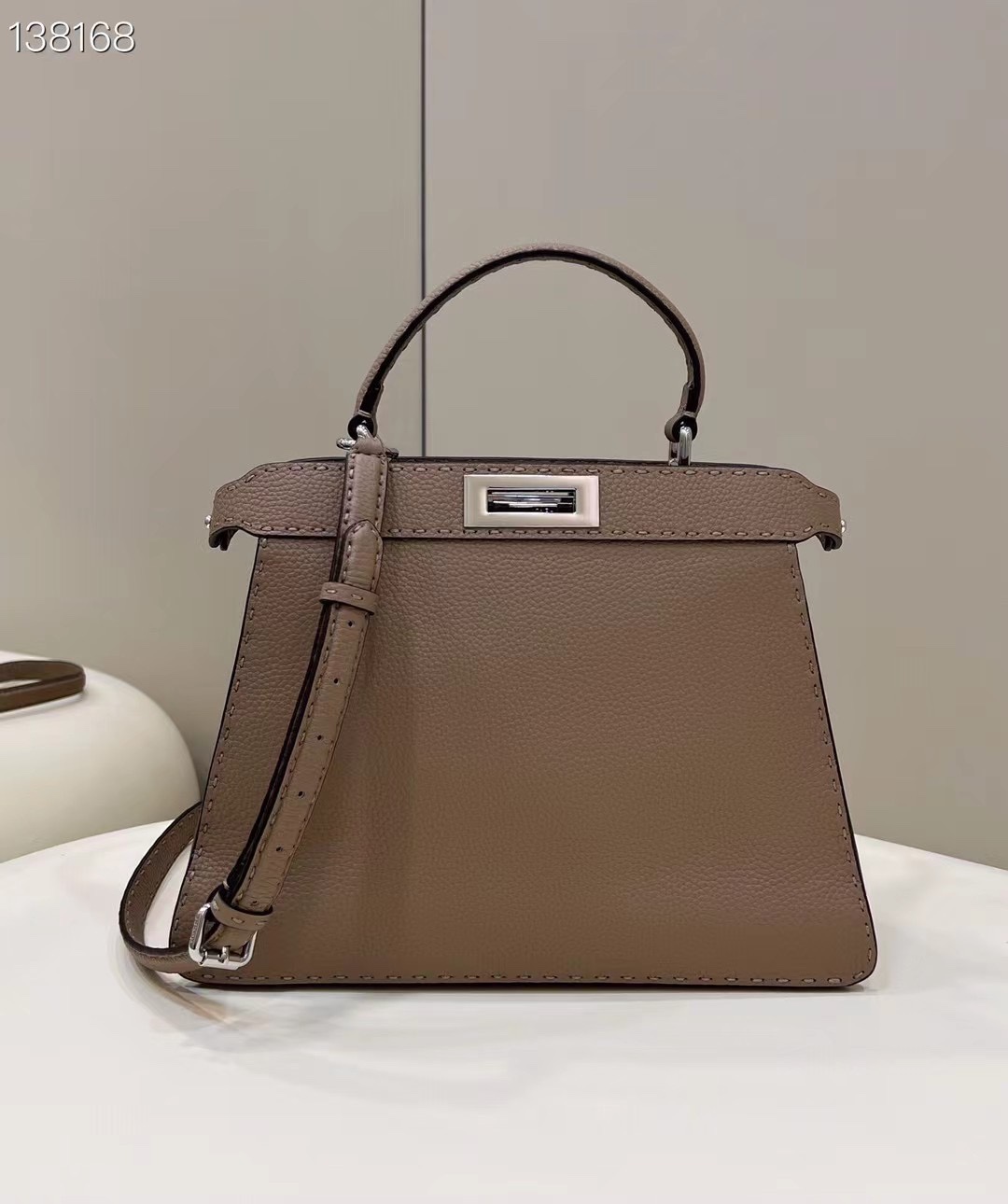 P930 original Fendi Iconic Peekaboo ISeeU bolso pequeño, de cuero Cuoio Romano marrón, con costuras de colores decorada…
