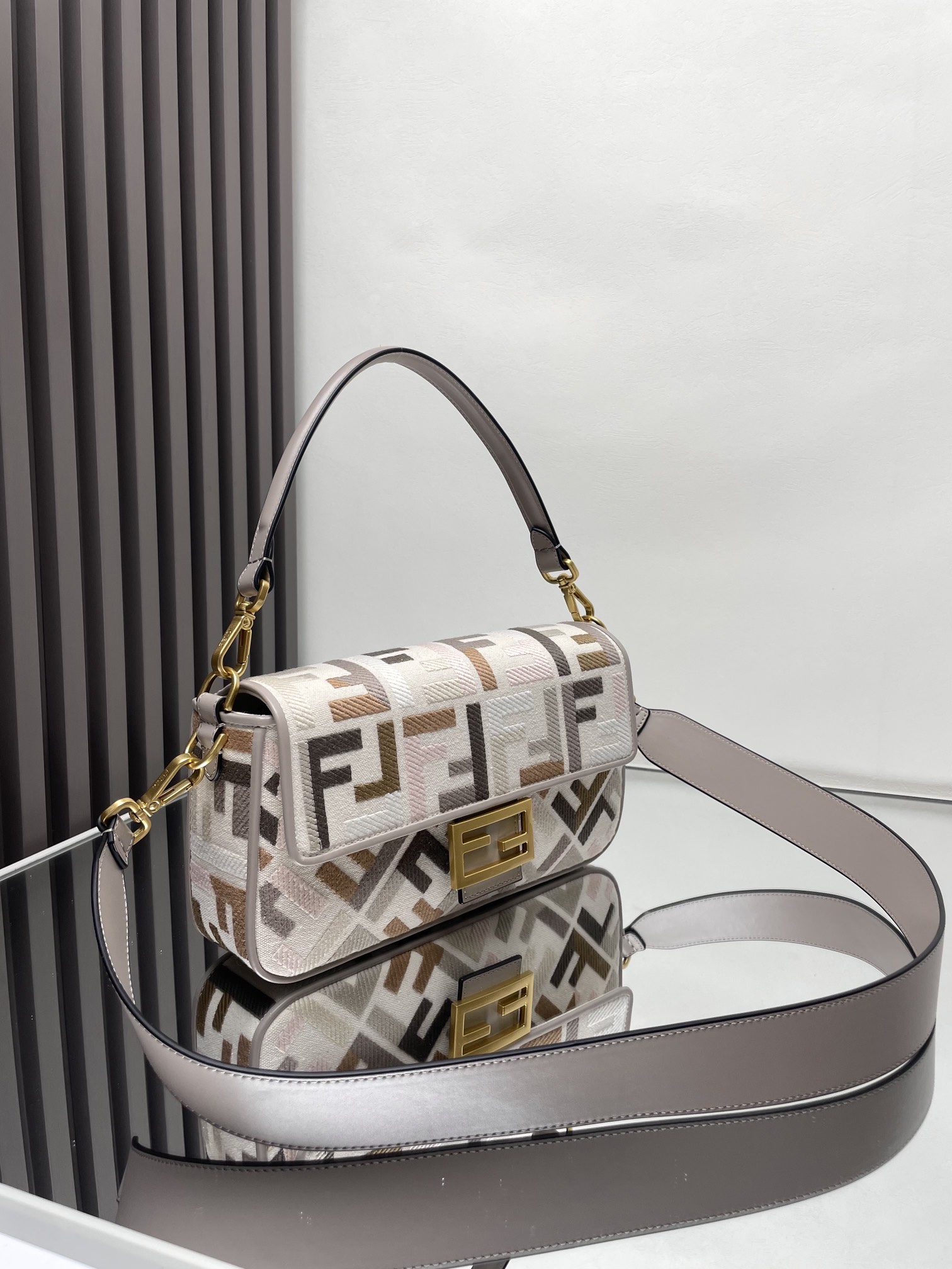 Fendi Baguette Limited Edition Color Embroidered Shoulder Bag, 26x13x6cm 2 i1712020792 6331 6