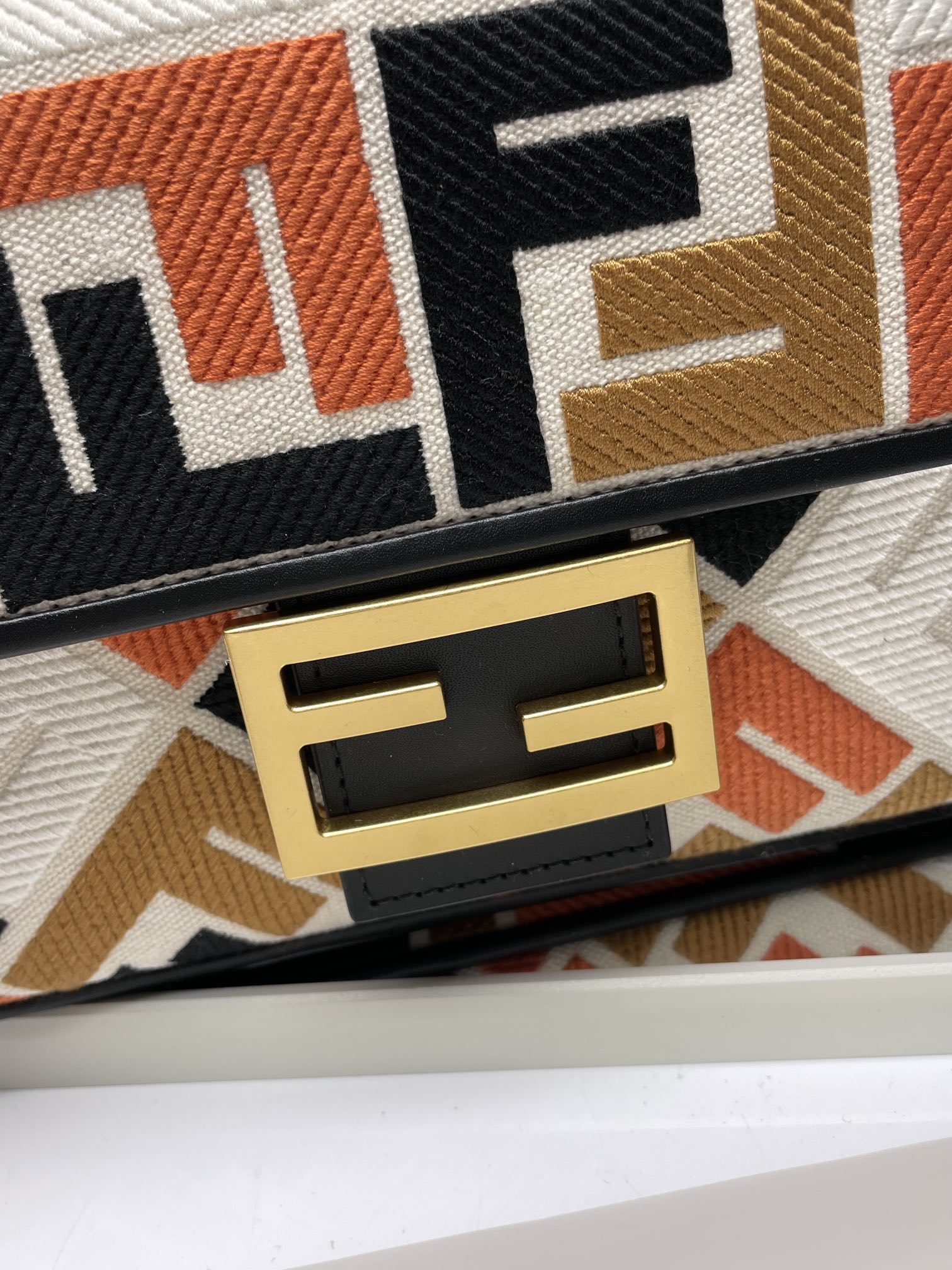 Fendi Baguette Limited Edition Colorful Embroidered Shoulder Baguette, 26x13x6cm 5 i1712021618 5949 5