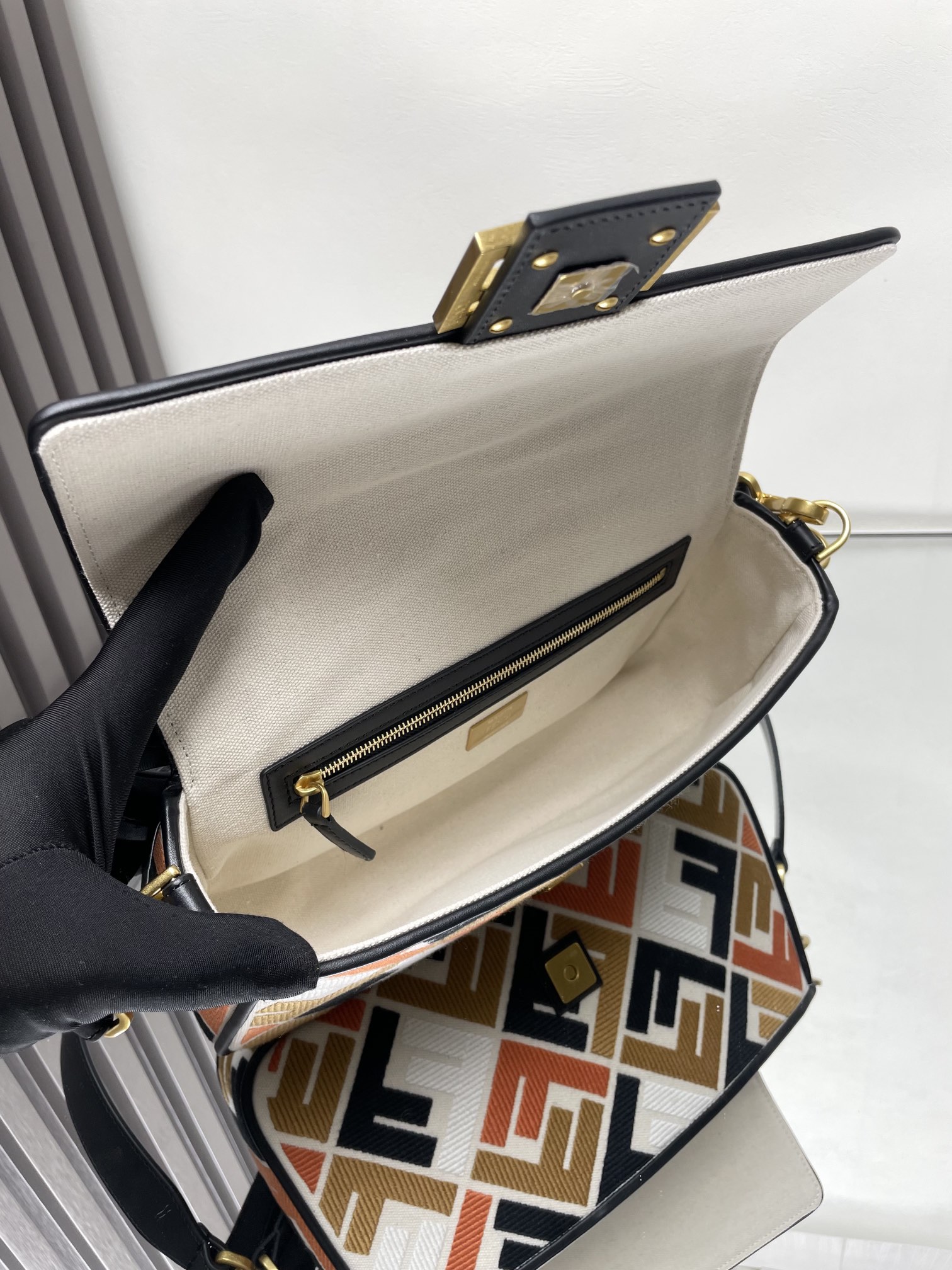 Fendi Baguette Limited Edition Colorful Embroidered Shoulder Baguette, 26x13x6cm 7 i1712021618 6245 4