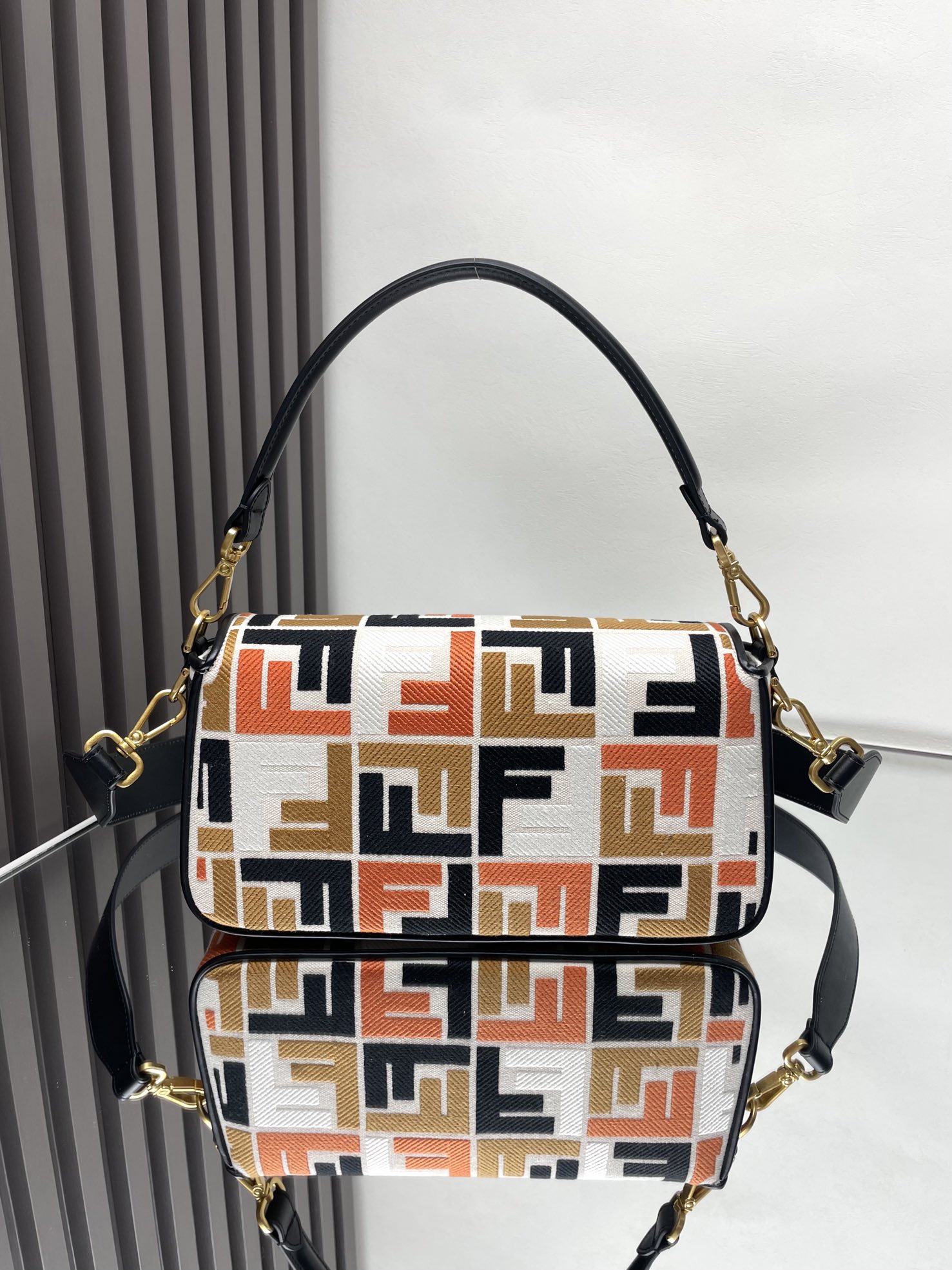 Fendi Baguette Limited Edition Colorful Embroidered Shoulder Baguette, 26x13x6cm 10 i1712021618 7427 0
