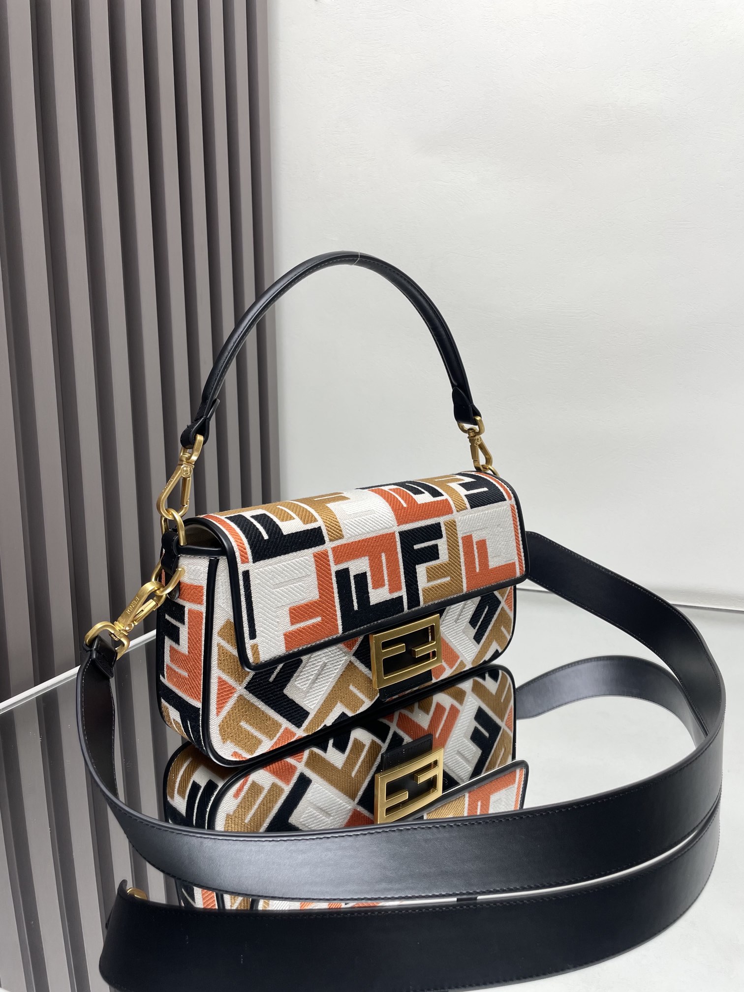 Fendi Baguette Limited Edition Colorful Embroidered Shoulder Baguette, 26x13x6cm 3 i1712021618 9098 6