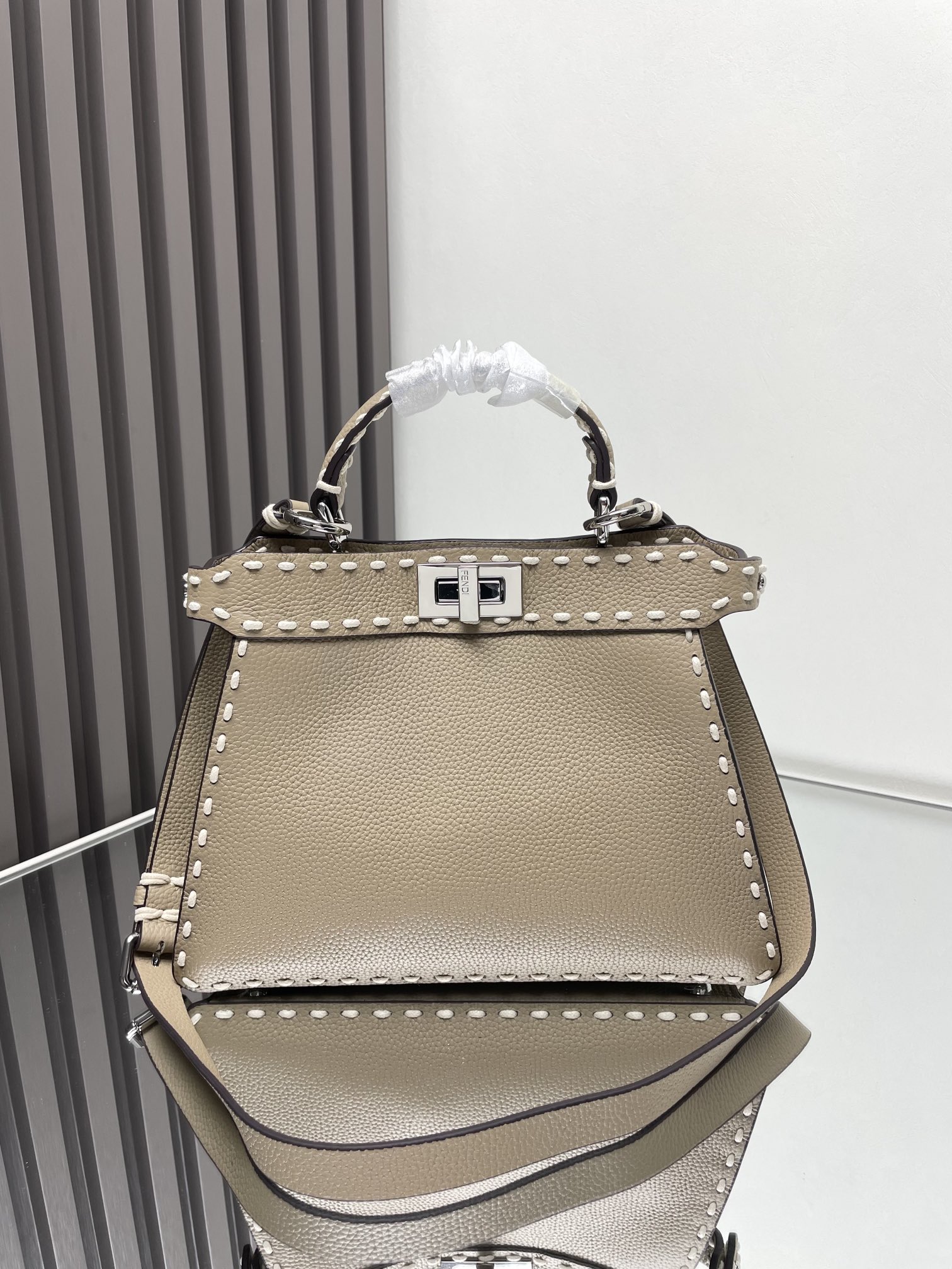 Fendi Peekaboo Bolsos de mano Oro Gris Cuero de vaca