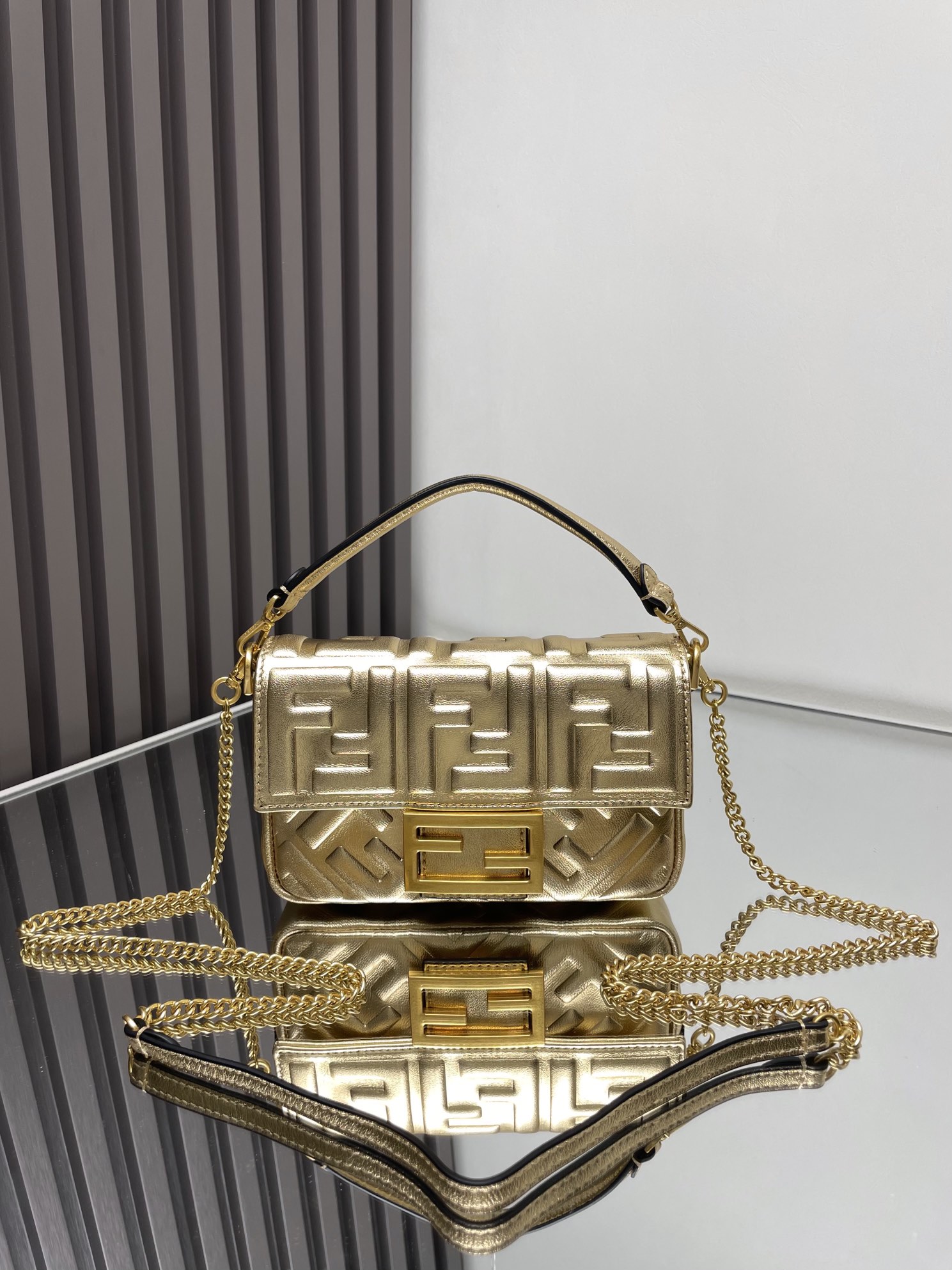NO:772935,FEND BAGUETTE small crossbody bag Made of imported three-dimensional textured lambskin material Full-width FF pattern Golden retro metal parts Flip cover design Equipped with FF magnetic buckle closure Comes with an adjustable and detachable chain strap and leather wrist strap Small size 19*3*11 Style No. 212, Fendi FENDI, fendi, fendi, satchels, crossbody bags, sheepskin19860909FEND BAGUETTE 小号斜挎包 采用进口三维纹理羔羊皮材质 全幅FF图案 金色复古金属件 采用翻盖设计 配有FF磁扣开合 配有一条可调节可拆卸链带和皮手腕带 小号size19*3*11 款号212,芬迪FENDI,fendi,fendi,satchels,crossbody bags,sheepskin,Bag