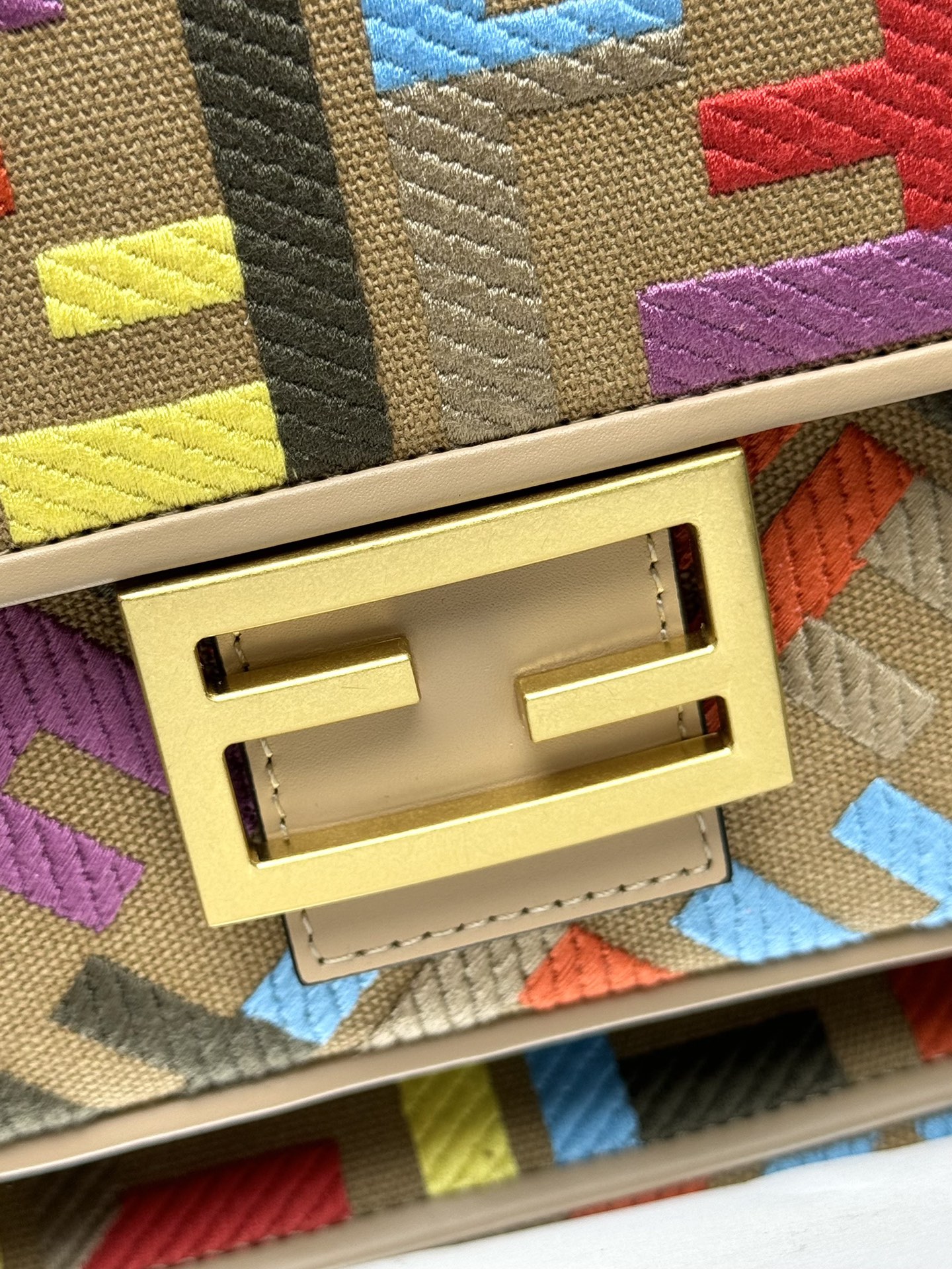 Fendi Baguette Embroidered Shoulder Baguette Handbag Clutch, 26x13x6cm 7 i1719295006 7948 0